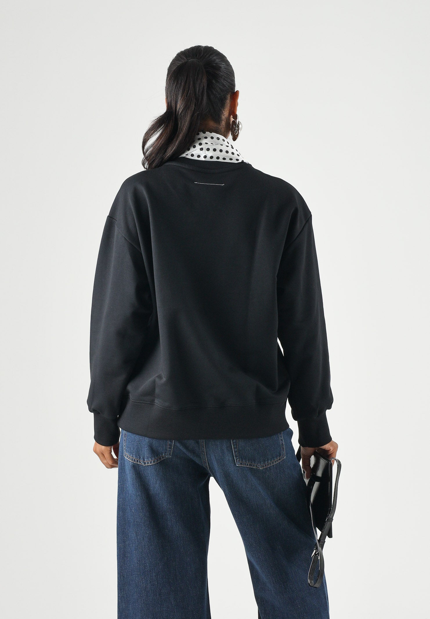 MM6 MAISON MARGIELA Felpa girocollo CREWNECK nera per donna, ragazzi e bambini con logo numerico MM6 stampato sul davanti. M61116MM02X M6900 MAISON MARGIELA