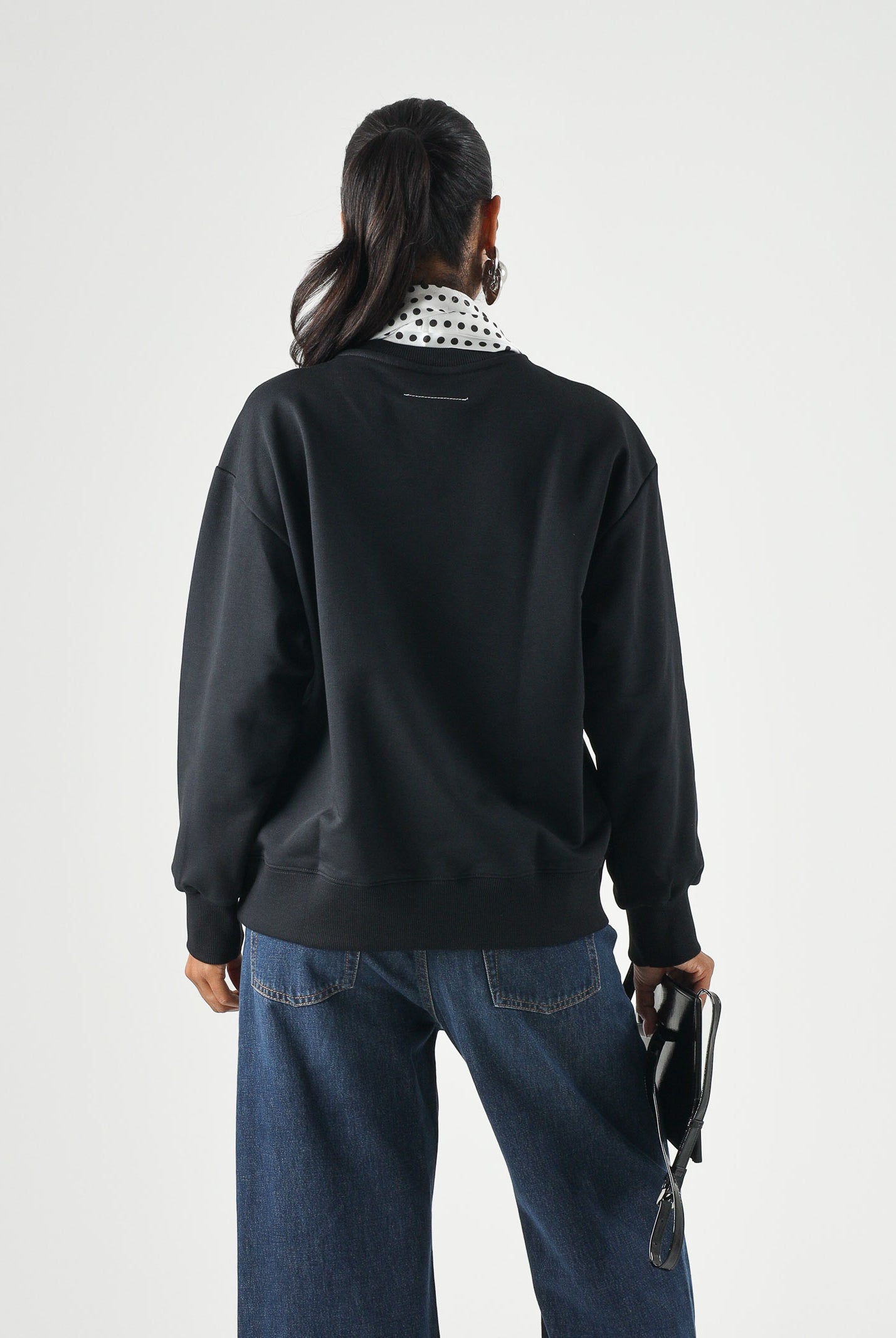 MM6 MAISON MARGIELA Felpa girocollo CREWNECK nera per donna, ragazzi e bambini con logo numerico MM6 stampato sul davanti. M61116MM02X M6900 MAISON MARGIELA