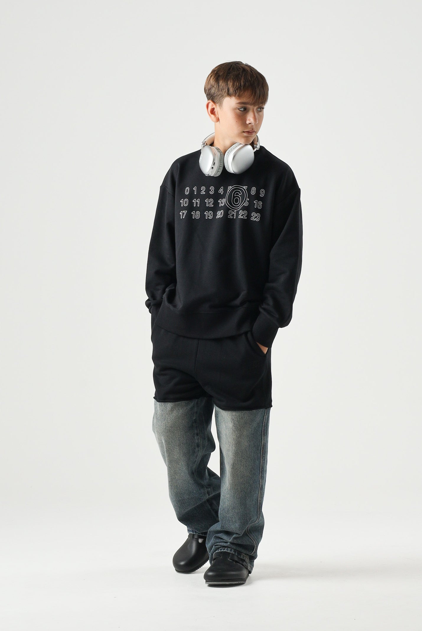 MM6 MAISON MARGIELA Felpa girocollo CREWNECK nera per donna, ragazzi e bambini con logo numerico MM6 stampato sul davanti. M61116MM02X M6900 MAISON MARGIELA