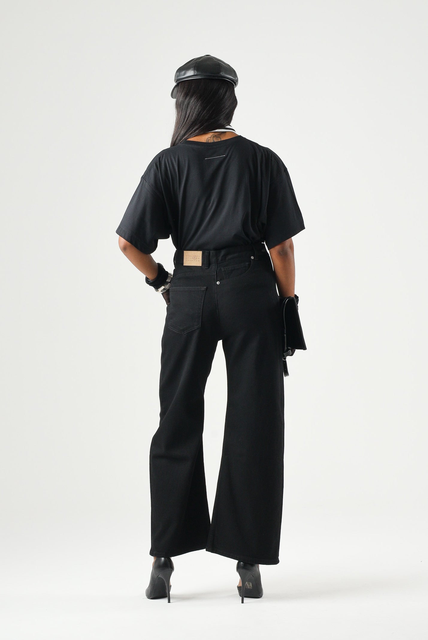 MM6 MAISON MARGIELA T-shirt manica corta nera per donna, ragazzi e bambini con logo numerico MM6 stampato sul davanti. M61117MM02Y M6900 MAISON MARGIELA