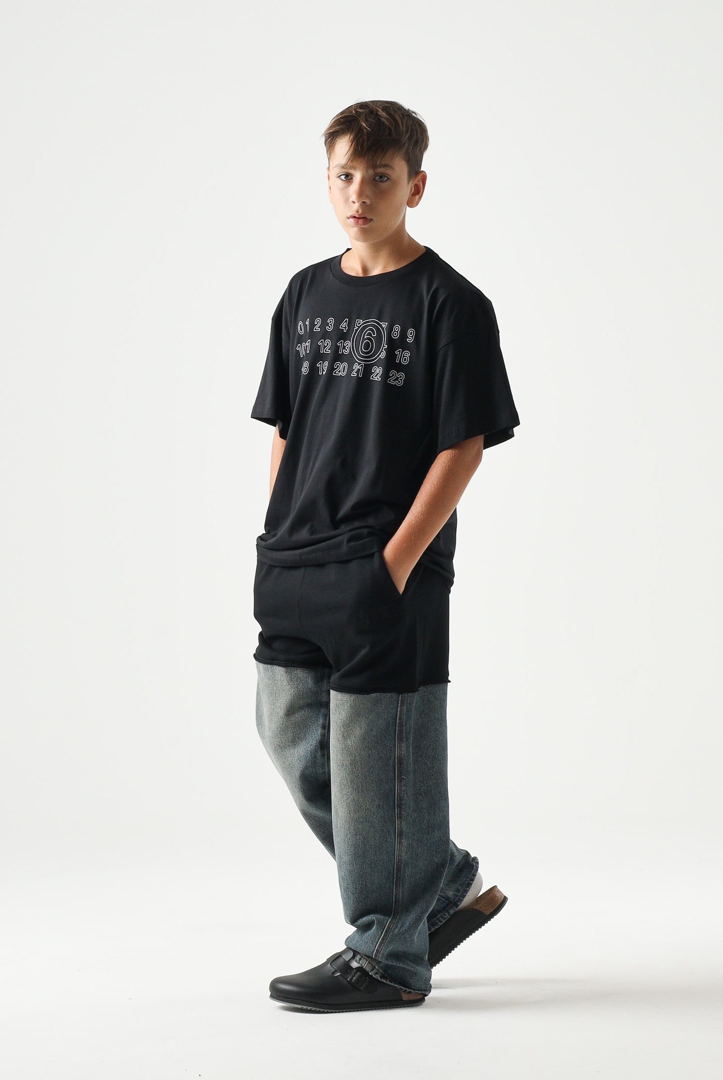 MM6 MAISON MARGIELA T-shirt manica corta nera per donna, ragazzi e bambini con logo numerico MM6 stampato sul davanti. M61117MM02Y M6900 MAISON MARGIELA