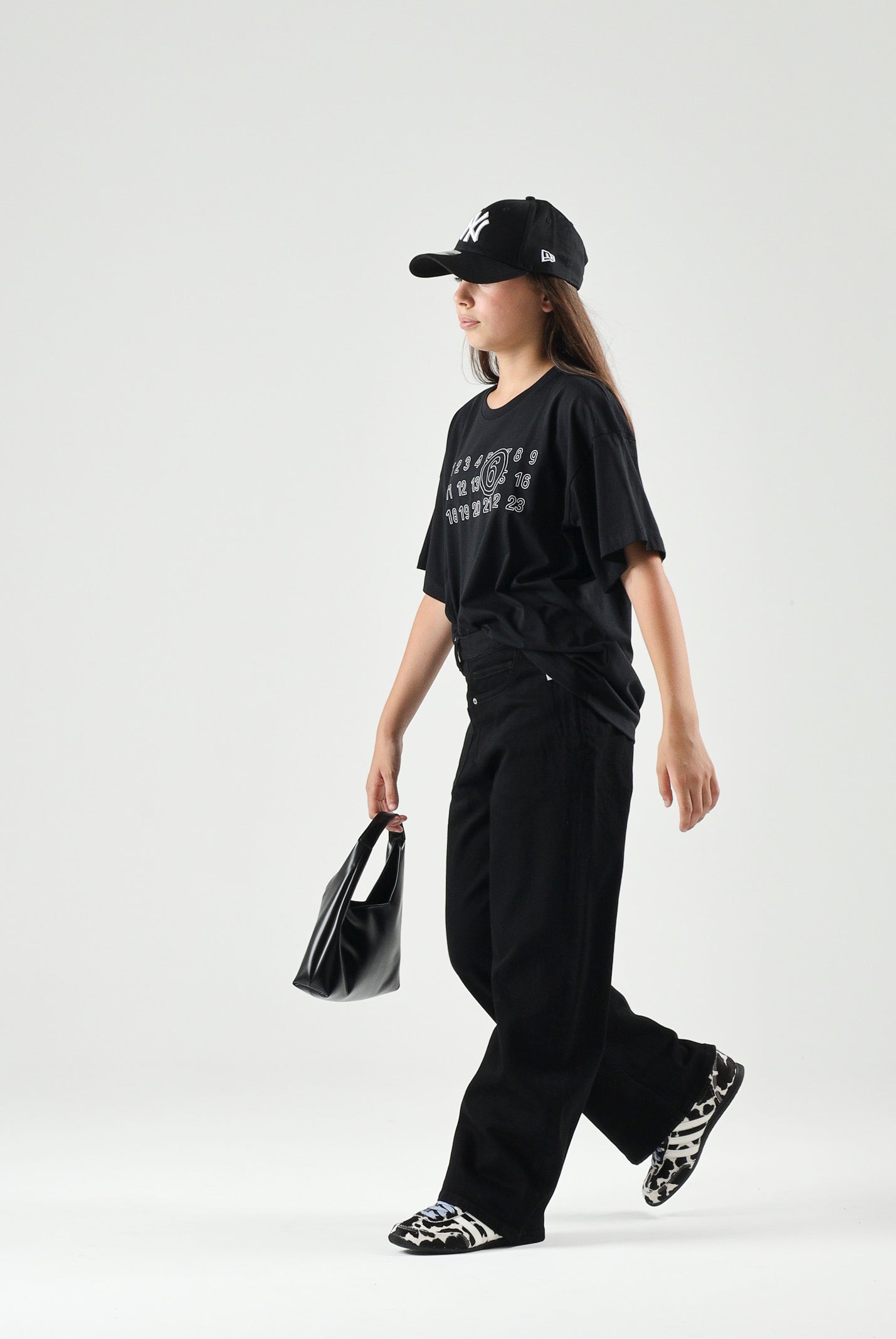 MM6 MAISON MARGIELA T-shirt manica corta nera per donna, ragazzi e bambini con logo numerico MM6 stampato sul davanti. M61117MM02Y M6900 MAISON MARGIELA