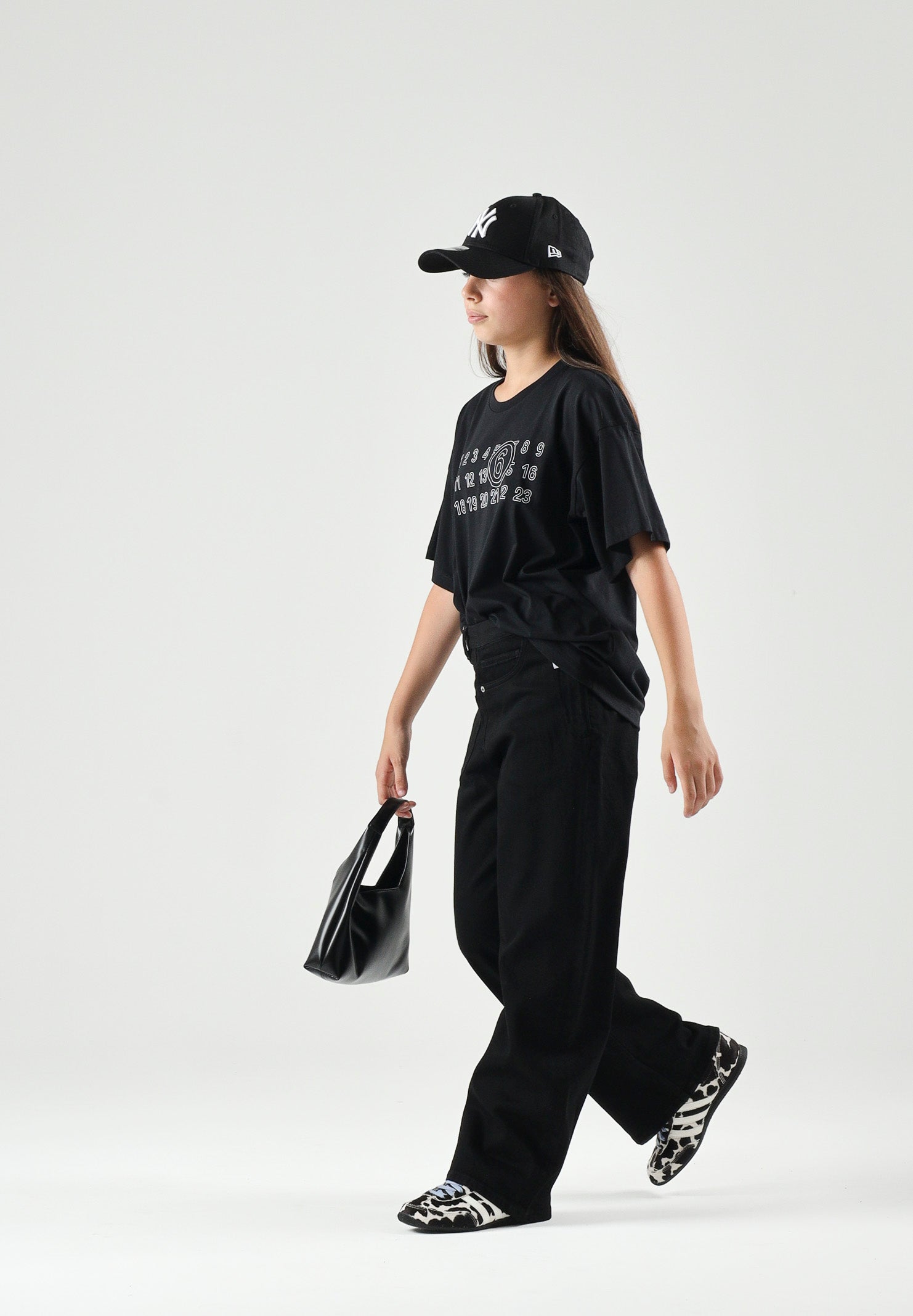 MM6 MAISON MARGIELA T-shirt manica corta nera per donna, ragazzi e bambini con logo numerico MM6 stampato sul davanti. M61117MM02Y M6900 MAISON MARGIELA