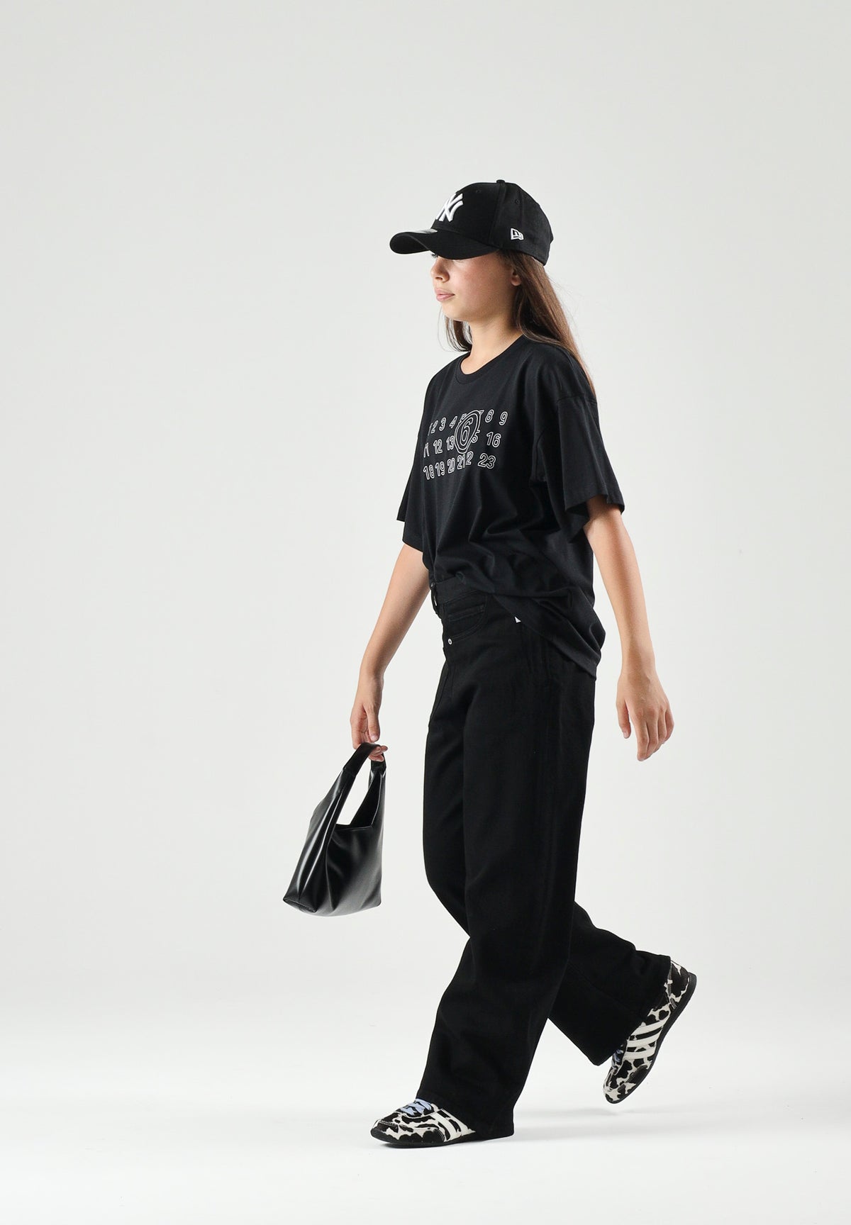 MM6 MAISON MARGIELA T-shirt manica corta nera per donna, ragazzi e bambini con logo numerico MM6 stampato sul davanti. M61117MM02Y M6900 MAISON MARGIELA