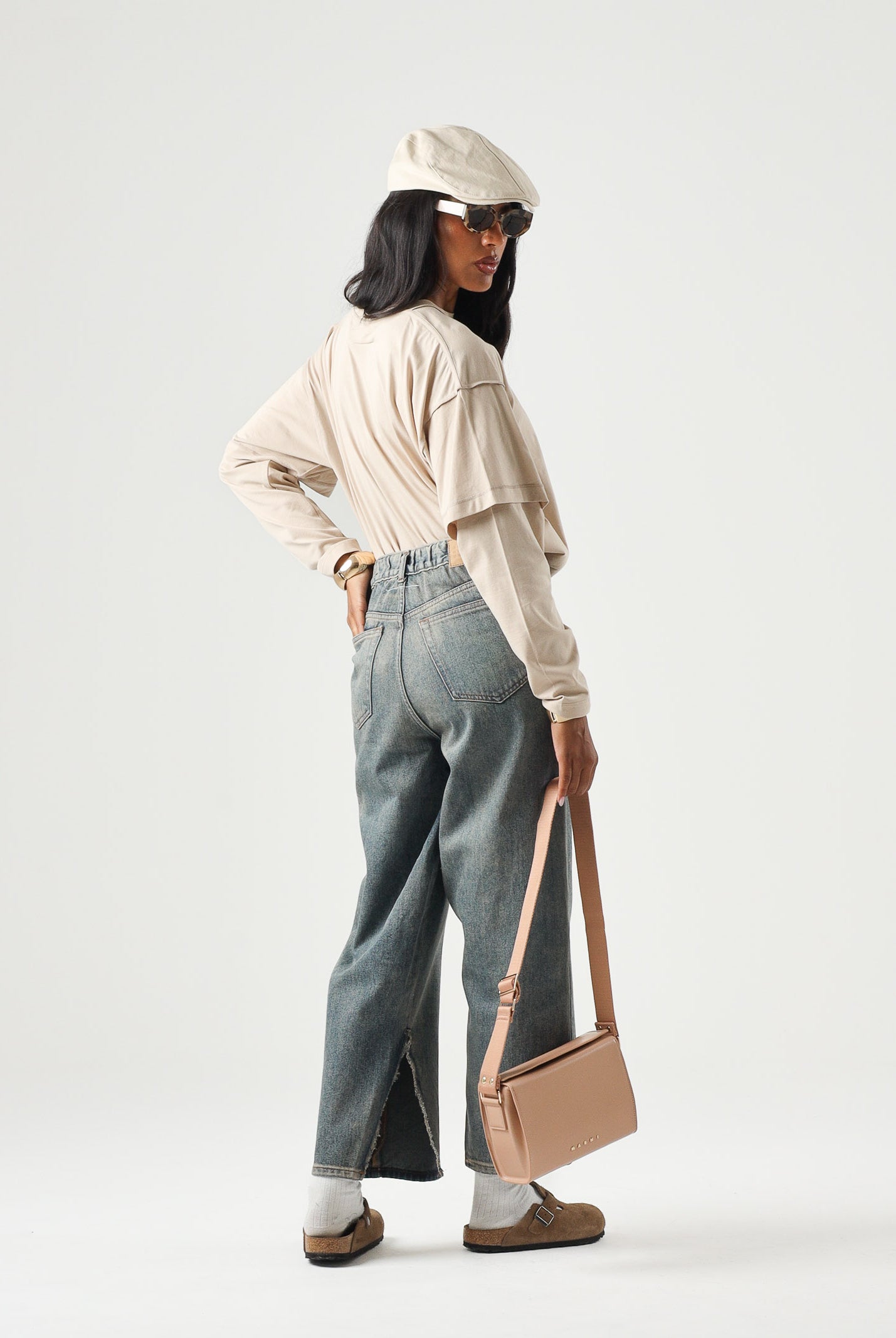 MM6 MAISON MARGIELA T-shirt beige per donna, ragazzi e bambini con maniche lunghe e stampa numerica MM6 frontale. M61132MM04I M6712 MAISON MARGIELA