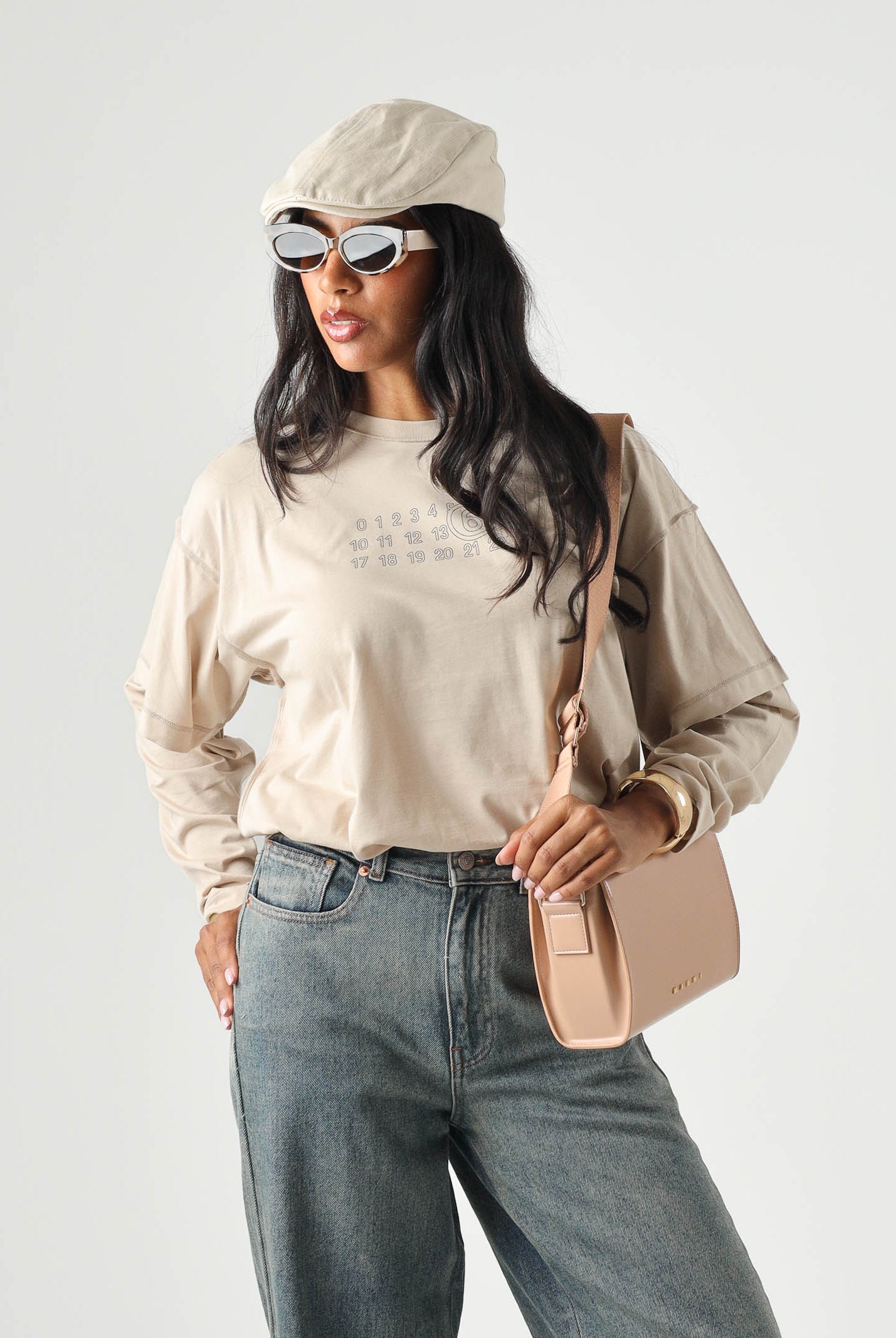 MM6 MAISON MARGIELA T-shirt beige per donna, ragazzi e bambini con maniche lunghe e stampa numerica MM6 frontale. M61132MM04I M6712 MAISON MARGIELA