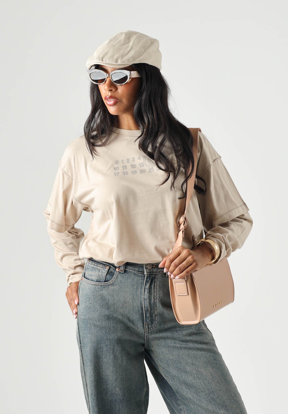 MM6 MAISON MARGIELA T-shirt beige per donna, ragazzi e bambini con maniche lunghe e stampa numerica MM6 frontale. M61132MM04I M6712 MAISON MARGIELA