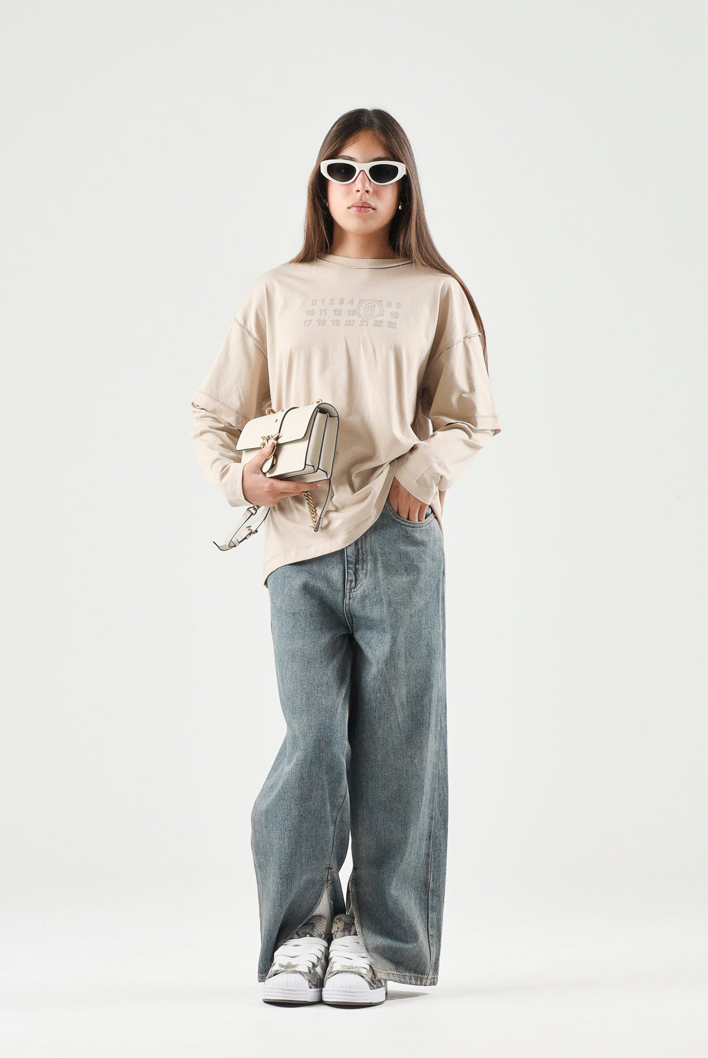 MM6 MAISON MARGIELA T-shirt beige per donna, ragazzi e bambini con maniche lunghe e stampa numerica MM6 frontale. M61132MM04I M6712 MAISON MARGIELA