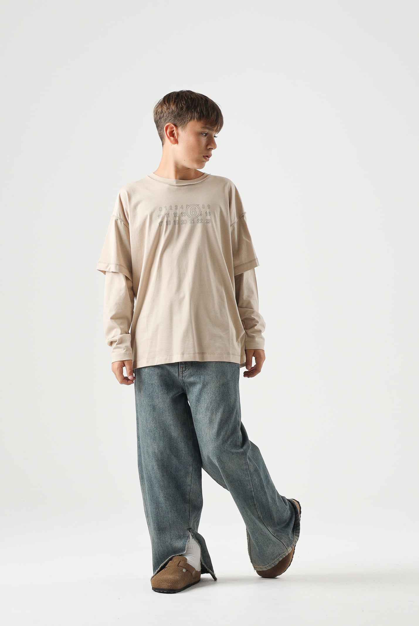 MM6 MAISON MARGIELA T-shirt beige per donna, ragazzi e bambini con maniche lunghe e stampa numerica MM6 frontale. M61132MM04I M6712 MAISON MARGIELA