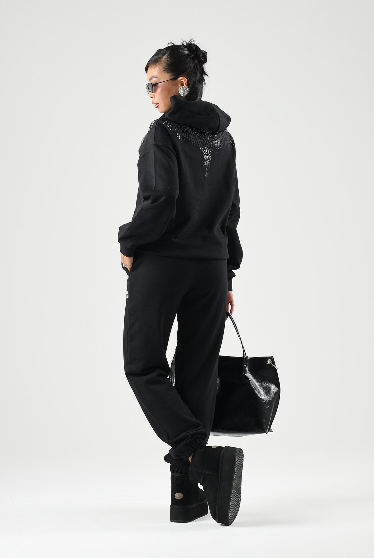 MARCELO BURLON COUNTY OF MILAN Felpa con cappuccio WINGS nera per donna e ragazza con grafica effetto gioiello sul davanti. F6CMJGHS073 110 MARCELO BURLON COUNTY OF MILAN