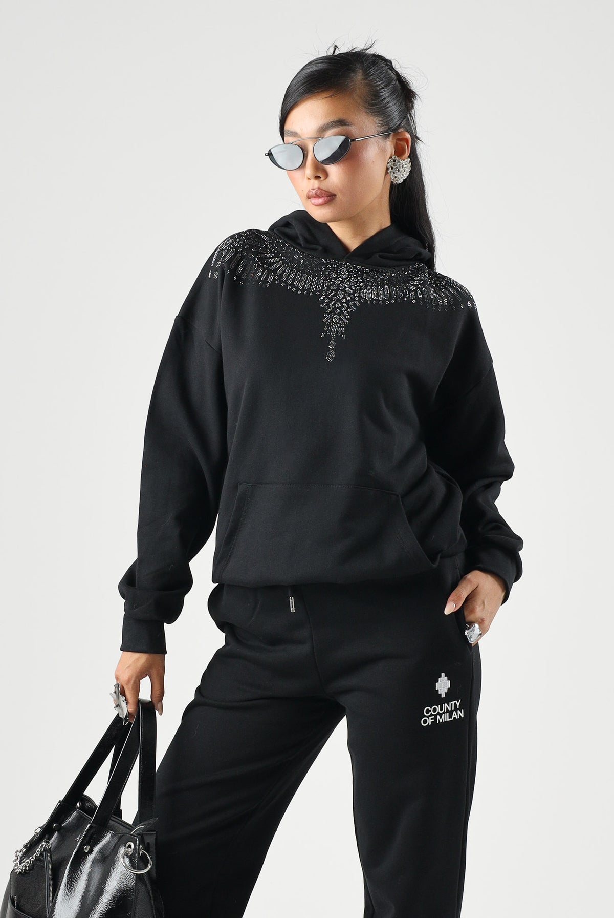 MARCELO BURLON COUNTY OF MILAN Felpa con cappuccio WINGS nera per donna e ragazza con grafica effetto gioiello sul davanti. F6CMJGHS073 110 MARCELO BURLON COUNTY OF MILAN