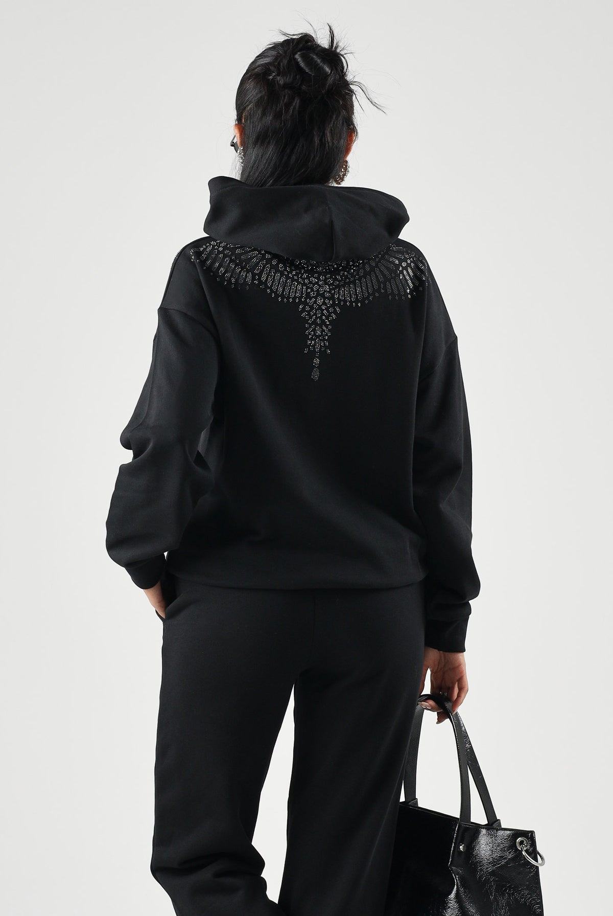 MARCELO BURLON COUNTY OF MILAN Felpa con cappuccio WINGS nera per donna e ragazza con grafica effetto gioiello sul davanti. F6CMJGHS073 110 MARCELO BURLON COUNTY OF MILAN