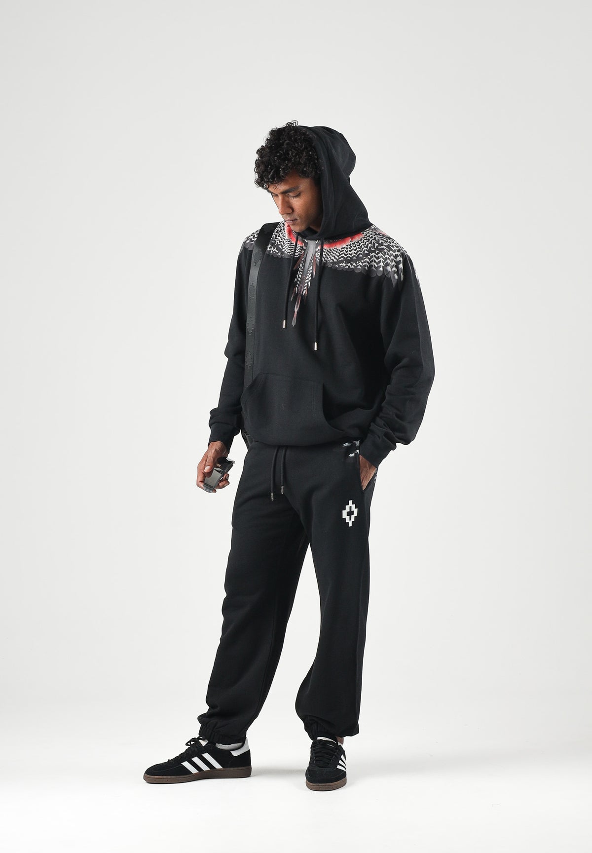 MARCELO BURLON COUNTY OF MILAN Pantaloni JOGGER CON LOGO neri da uomo con mini logo laterale F6CMMAFP014 110 MARCELO BURLON COUNTY OF MILAN