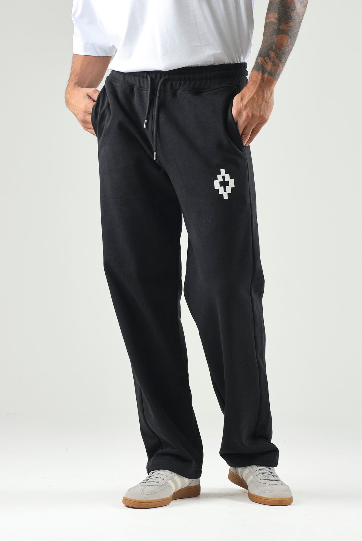 MARCELO BURLON COUNTY OF MILAN Pantaloni CROSS SWEATPANTS neri da uomo con logo Cross ricamato. F6CMMAFP103 110 MARCELO BURLON COUNTY OF MILAN
