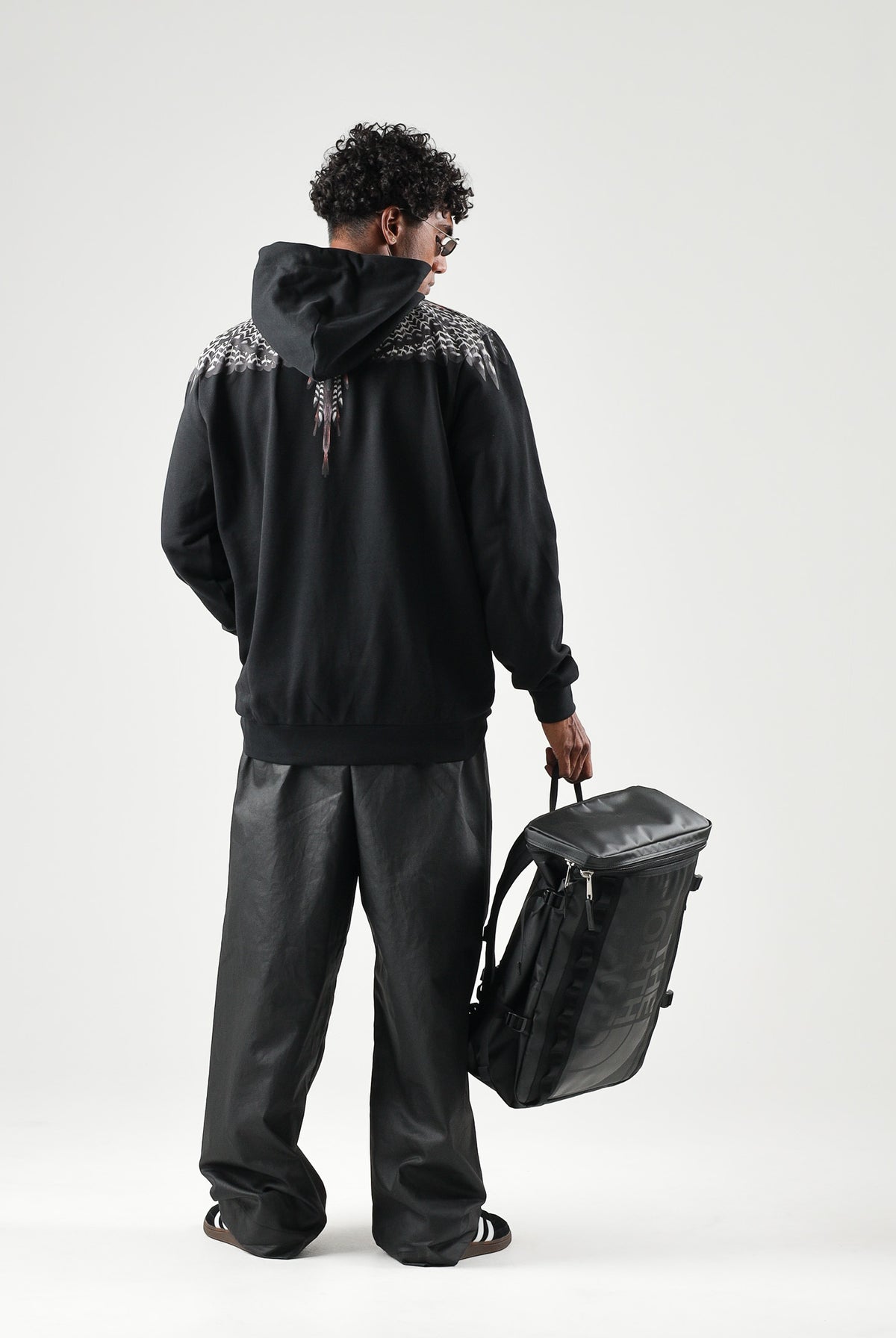 MARCELO BURLON COUNTY OF MILAN Felpa con cappuccio nero per uomo con iconica stampa grafica Wings sulle spalle F6CMMAHS037 110 MARCELO BURLON COUNTY OF MILAN