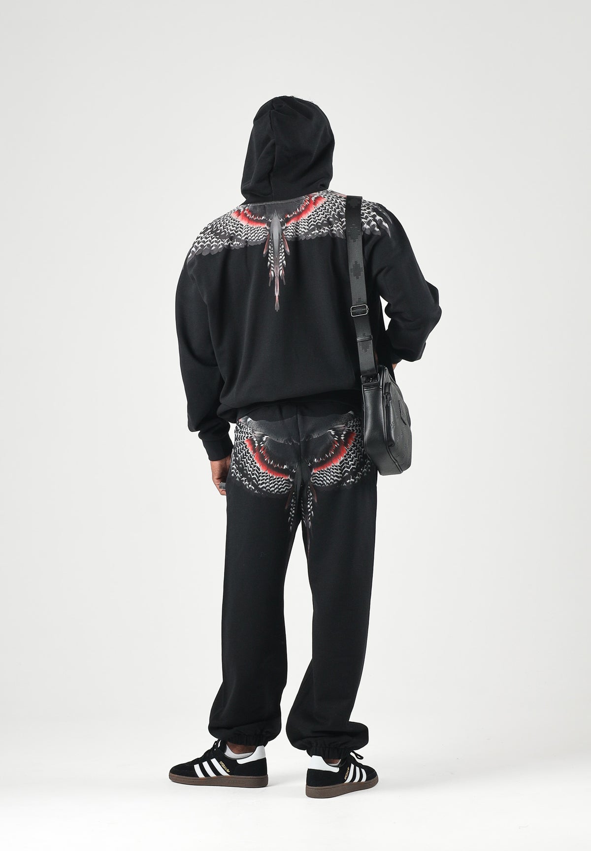 MARCELO BURLON COUNTY OF MILAN Felpa con cappuccio nero per uomo con iconica stampa grafica Wings sulle spalle F6CMMAHS037 110 MARCELO BURLON COUNTY OF MILAN