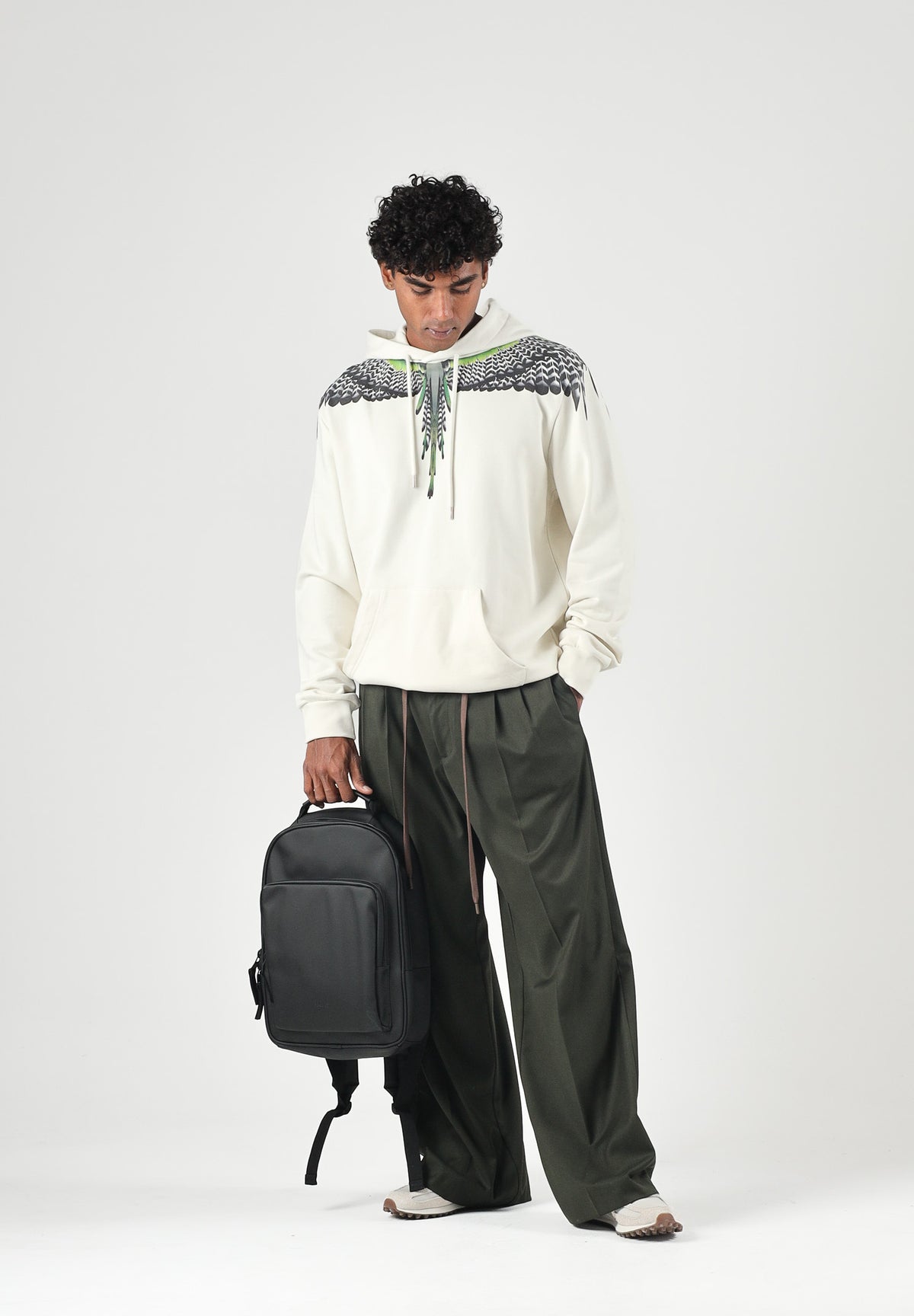 MARCELO BURLON COUNTY OF MILAN Felpa con cappuccio cocco per uomo con iconiche ali verdi sulle spalle. F6CMMAHS037 412 MARCELO BURLON COUNTY OF MILAN