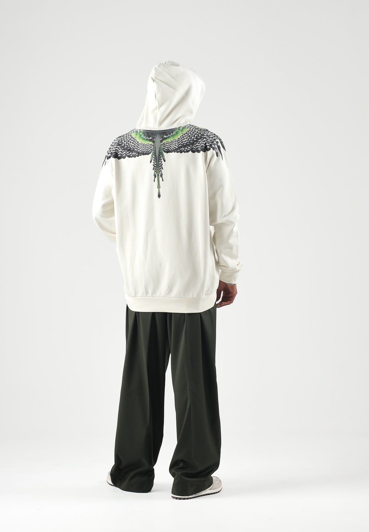MARCELO BURLON COUNTY OF MILAN Felpa con cappuccio cocco per uomo con iconiche ali verdi sulle spalle. F6CMMAHS037 412 MARCELO BURLON COUNTY OF MILAN