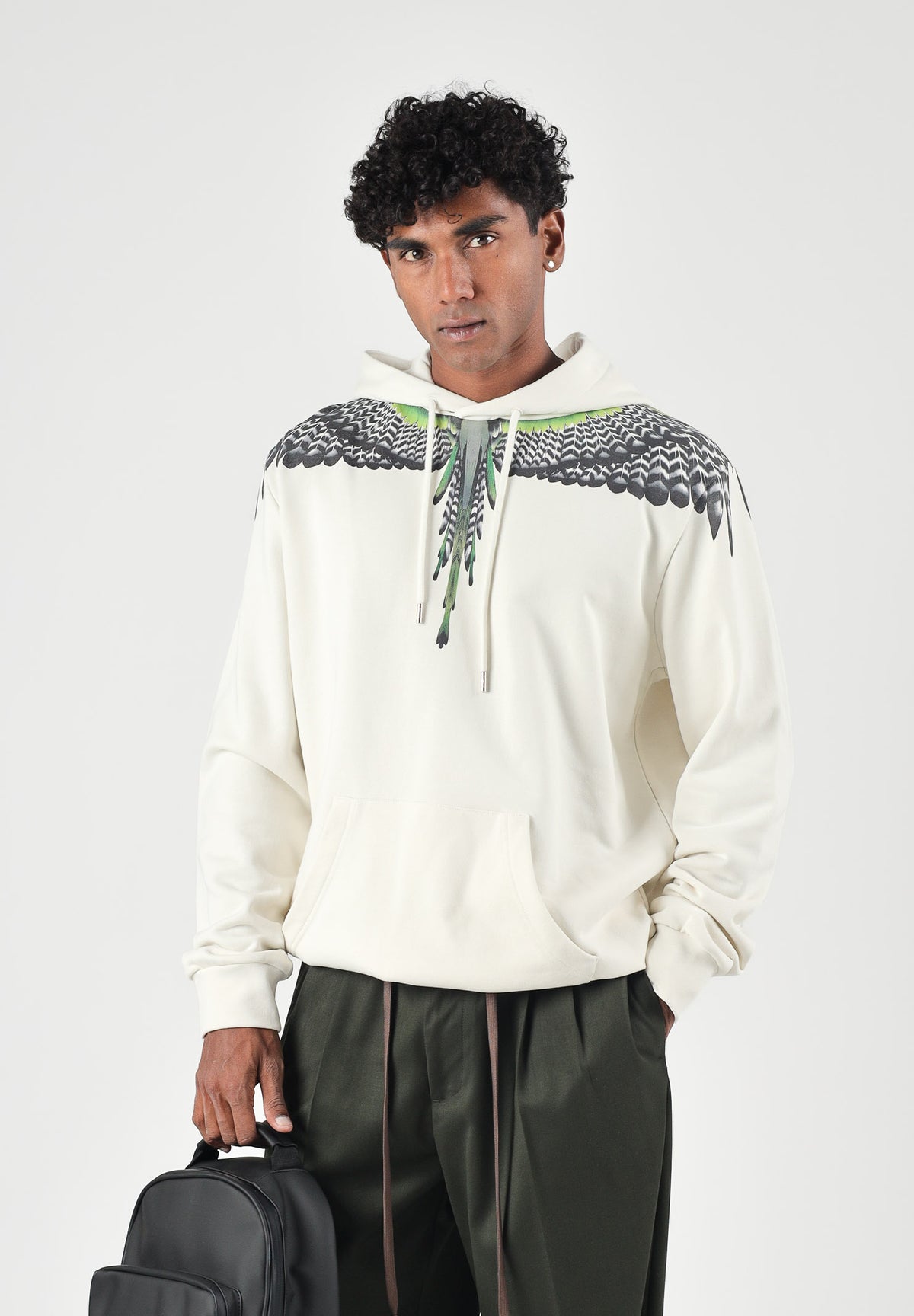 MARCELO BURLON COUNTY OF MILAN Felpa con cappuccio cocco per uomo con iconiche ali verdi sulle spalle. F6CMMAHS037 412 MARCELO BURLON COUNTY OF MILAN