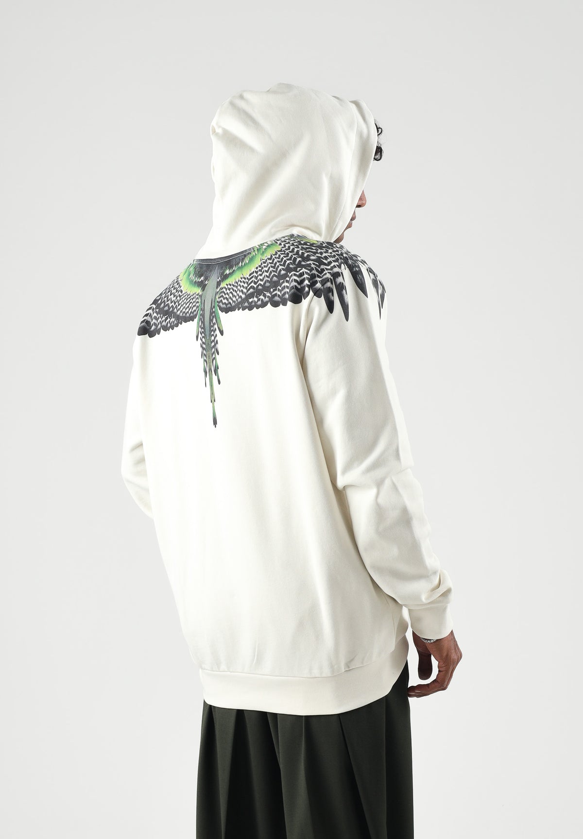 MARCELO BURLON COUNTY OF MILAN Felpa con cappuccio cocco per uomo con iconiche ali verdi sulle spalle. F6CMMAHS037 412 MARCELO BURLON COUNTY OF MILAN