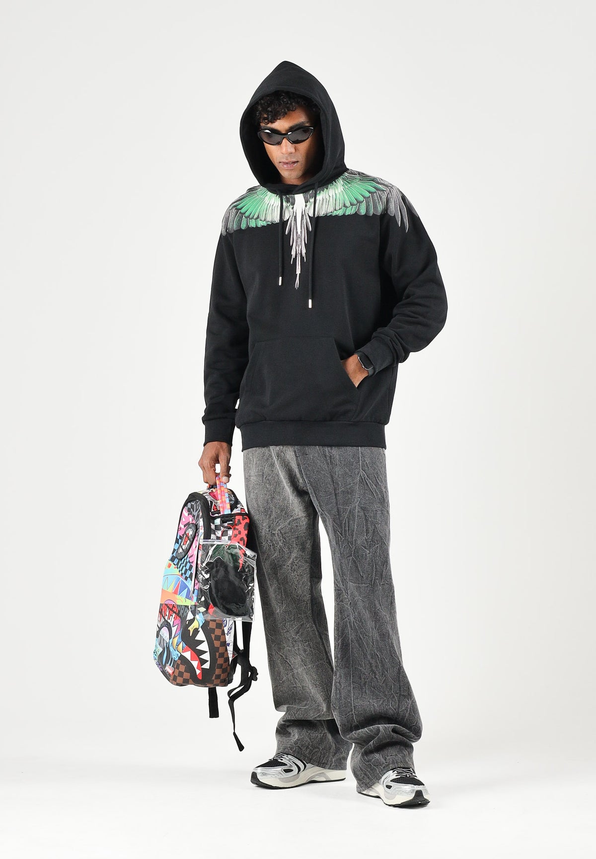 MARCELO BURLON COUNTY OF MILAN Felpa con cappuccio nera per uomo con iconica stampa Wings verde sulle spalle. F6CMMAHS048 110 MARCELO BURLON COUNTY OF MILAN