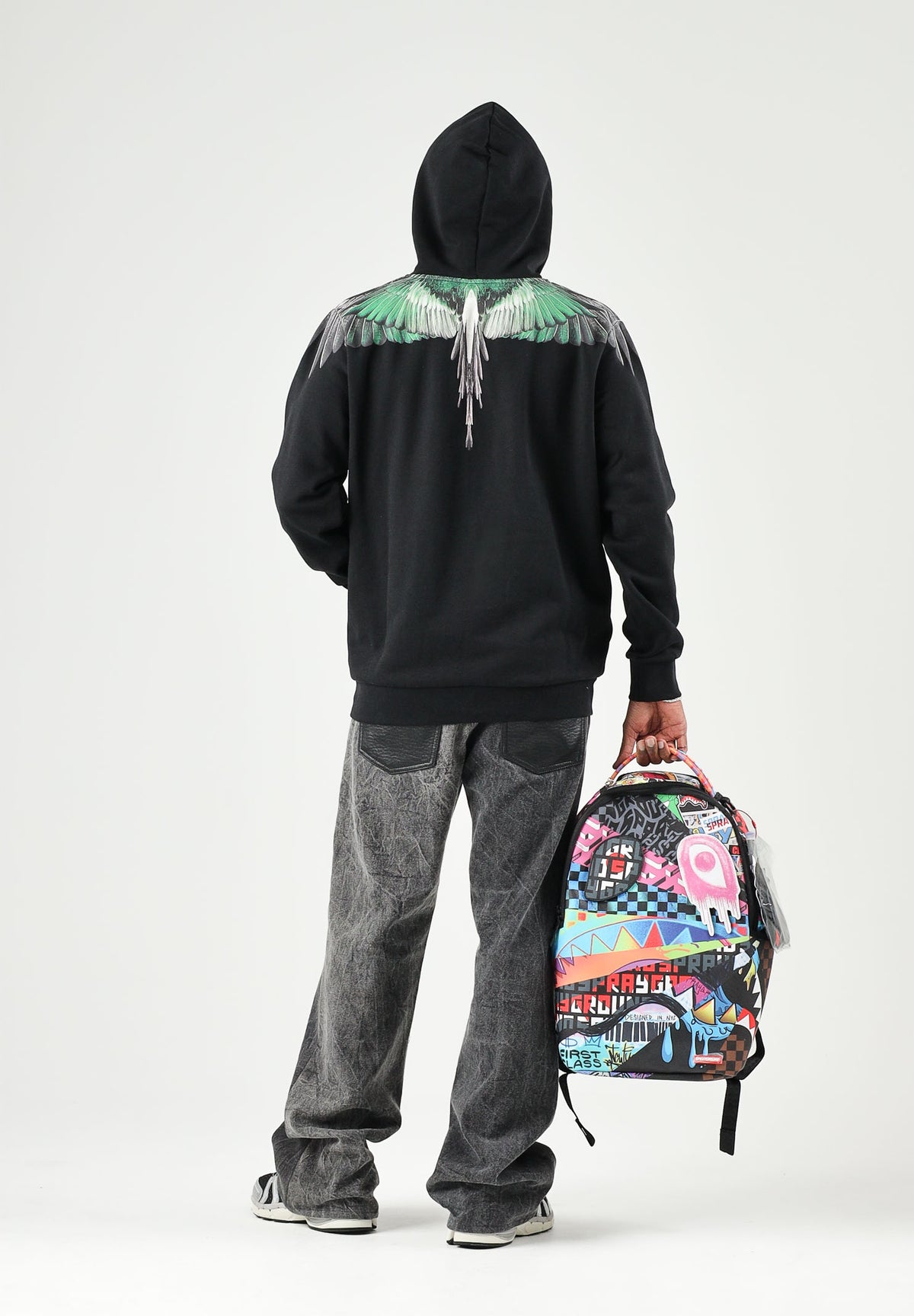 MARCELO BURLON COUNTY OF MILAN Felpa con cappuccio nera per uomo con iconica stampa Wings verde sulle spalle. F6CMMAHS048 110 MARCELO BURLON COUNTY OF MILAN