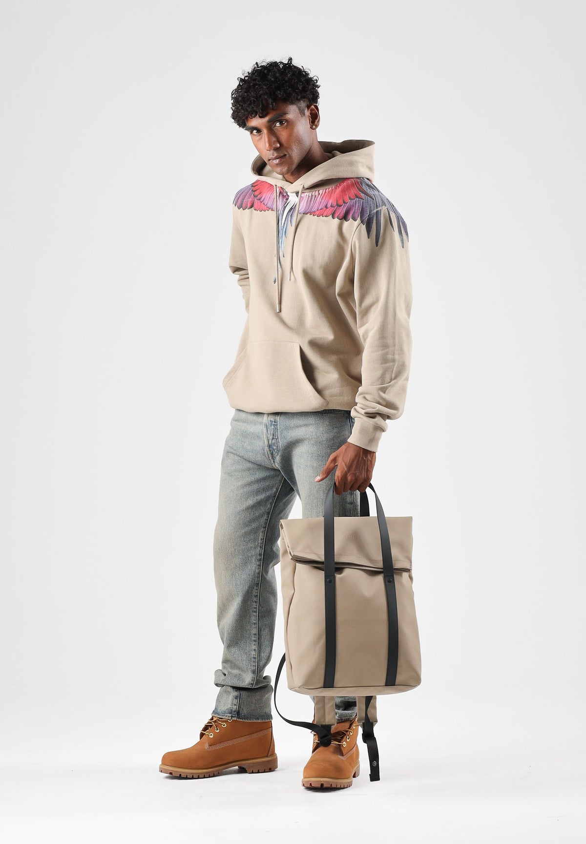 MARCELO BURLON COUNTY OF MILAN Felpa con cappuccio sabbia per uomo con stampa Wings multicolore sulle spalle. F6CMMAHS059 092 MARCELO BURLON COUNTY OF MILAN