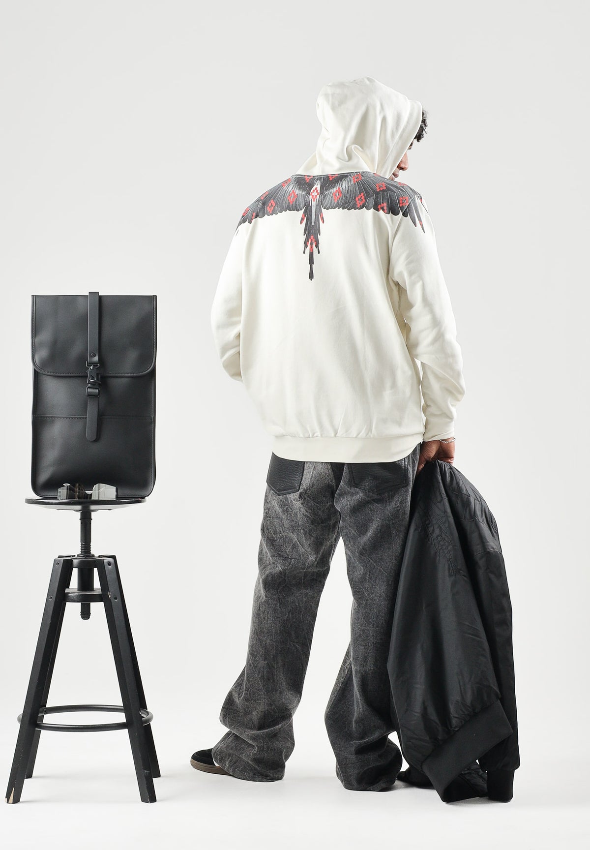 MARCELO BURLON COUNTY OF MILAN Felpa con cappuccio cocco-bianco per uomo con stampa Wings Black sulle spalle. F6CMMAHS067 412 MARCELO BURLON COUNTY OF MILAN