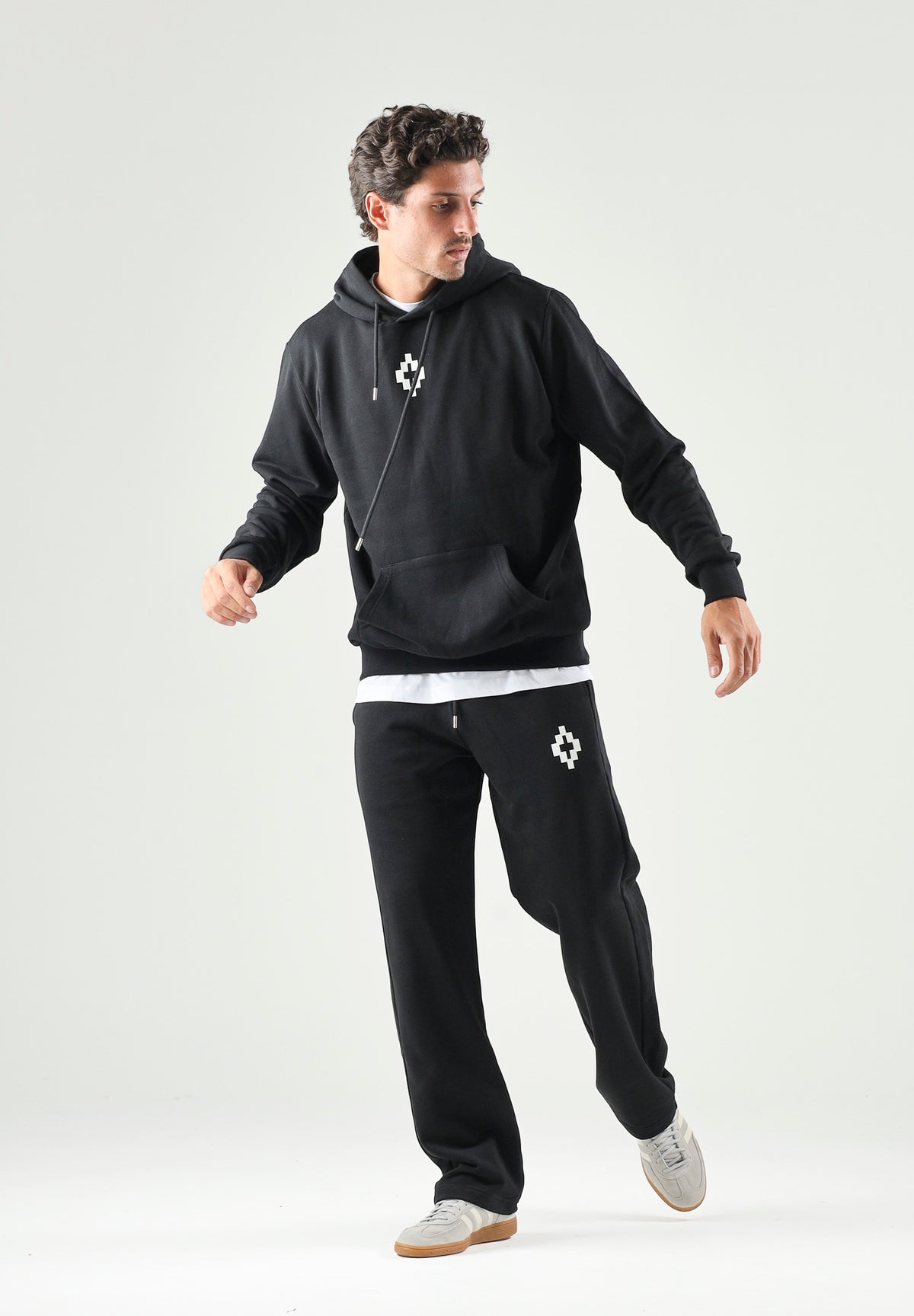 MARCELO BURLON COUNTY OF MILAN Felpa con cappucio nero da uomo con logo Cross ricamato. F6CMMAHS101 110 MARCELO BURLON COUNTY OF MILAN