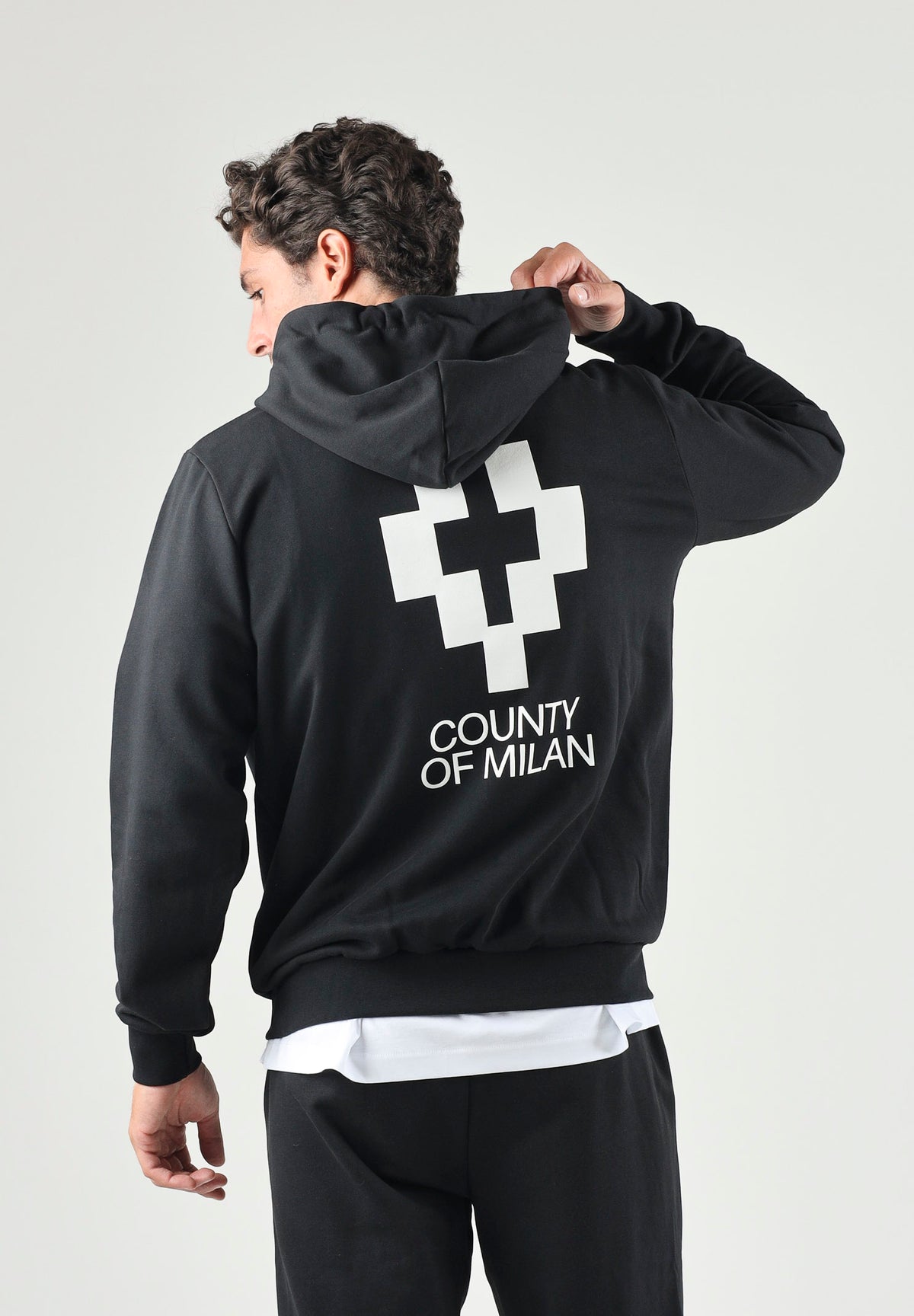 MARCELO BURLON COUNTY OF MILAN Felpa con cappucio nero da uomo con logo Cross ricamato. F6CMMAHS101 110 MARCELO BURLON COUNTY OF MILAN