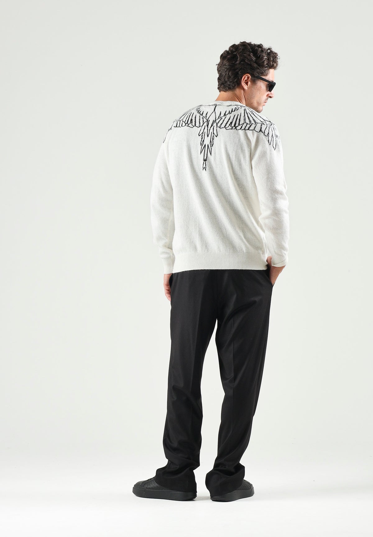 MARCELO BURLON COUNTY OF MILAN Maglia girocollo SWEATER FEATHERS panna per uomo con iconica stampa ali sullo scollo. F6CMMAJP019 412 MARCELO BURLON COUNTY OF MILAN