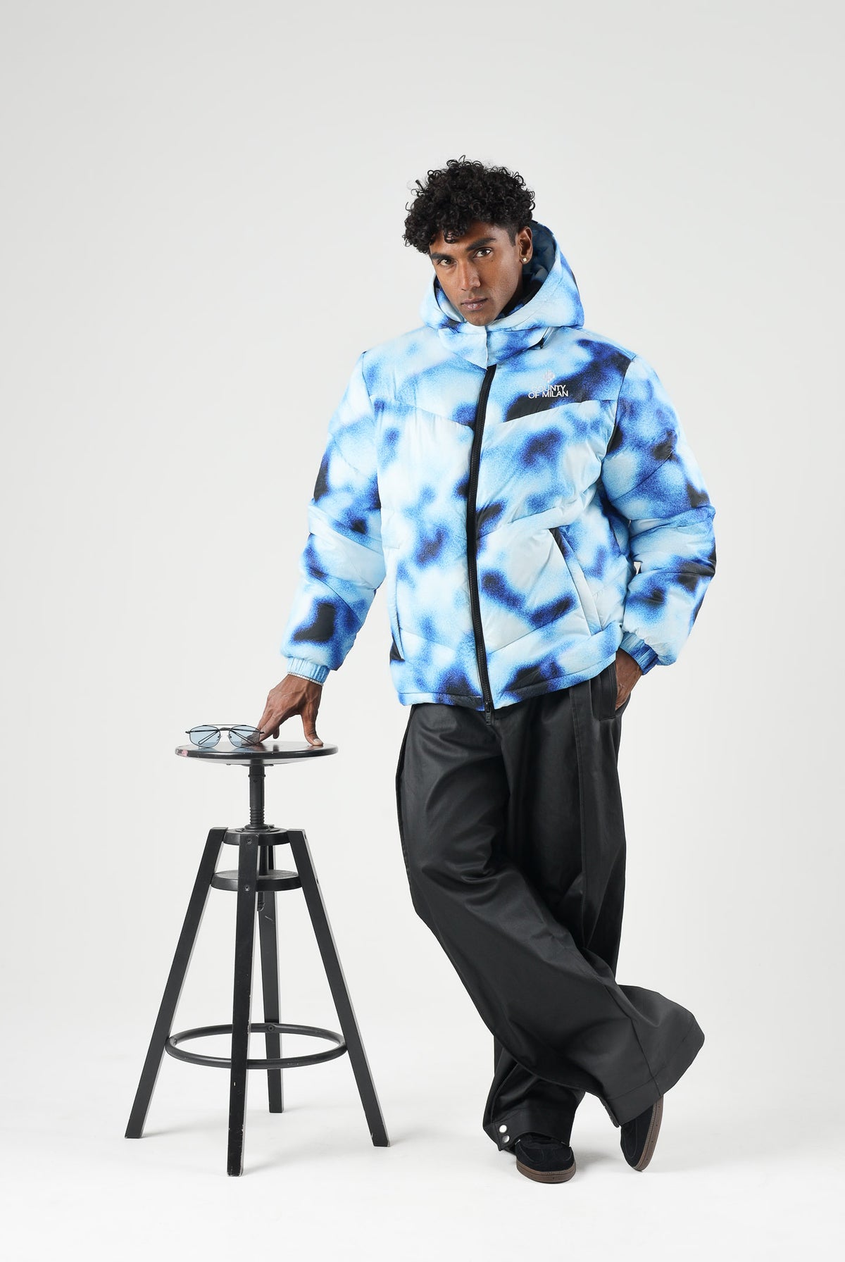 MARCELO BURLON COUNTY OF MILAN Piumino multicolor bianco e blu per uomo con cappuccio e stampa effetto sfumato F6CMMAPF003 200 MARCELO BURLON COUNTY OF MILAN