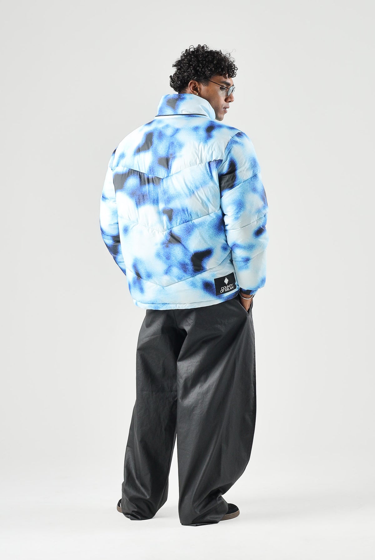 MARCELO BURLON COUNTY OF MILAN Piumino multicolor bianco e blu per uomo con cappuccio e stampa effetto sfumato F6CMMAPF003 200 MARCELO BURLON COUNTY OF MILAN