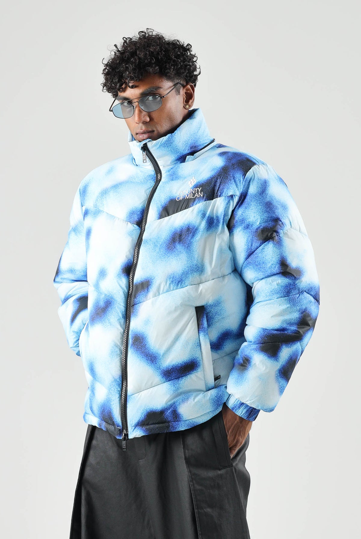 MARCELO BURLON COUNTY OF MILAN Piumino multicolor bianco e blu per uomo con cappuccio e stampa effetto sfumato F6CMMAPF003 200 MARCELO BURLON COUNTY OF MILAN