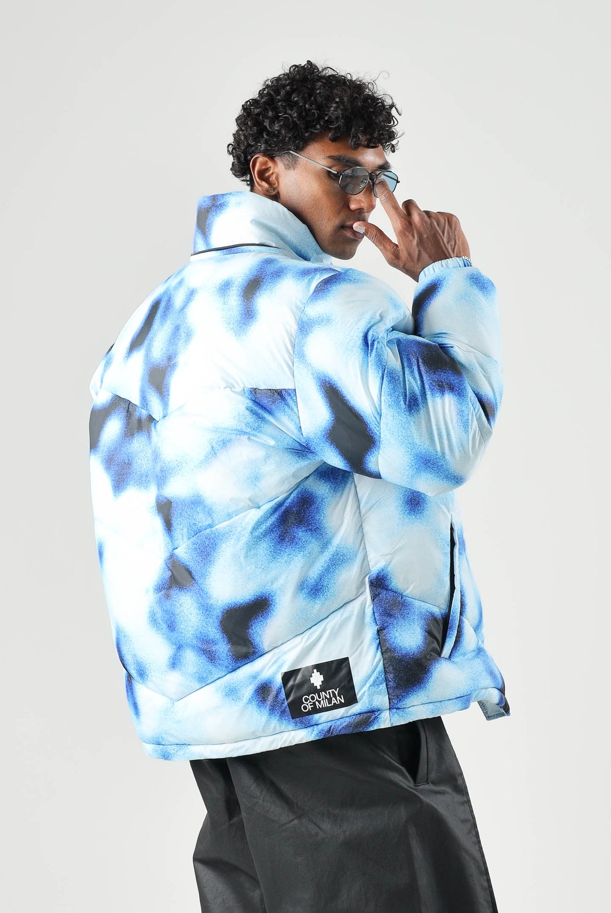 MARCELO BURLON COUNTY OF MILAN Piumino multicolor bianco e blu per uomo con cappuccio e stampa effetto sfumato F6CMMAPF003 200 MARCELO BURLON COUNTY OF MILAN
