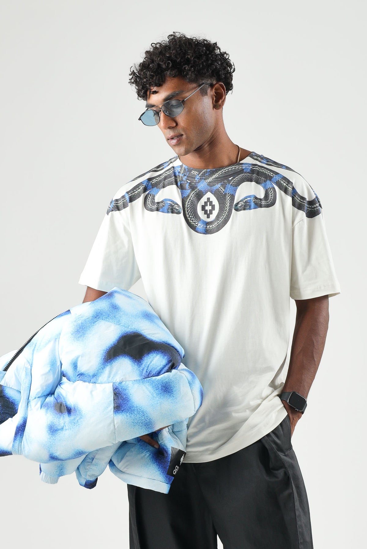 MARCELO BURLON T-shirt manica corta bianca per uomo con girocollo e iconica stampa grafica ad ali di serpente blu sulle spalle. F6CMMATH090 412 MARCELO BURLON COUNTY OF MILAN