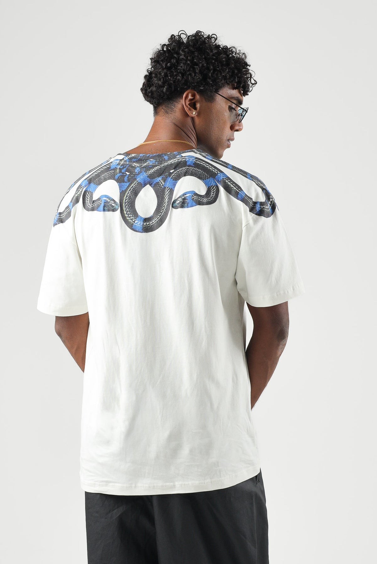 MARCELO BURLON T-shirt manica corta bianca per uomo con girocollo e iconica stampa grafica ad ali di serpente blu sulle spalle. F6CMMATH090 412 MARCELO BURLON COUNTY OF MILAN