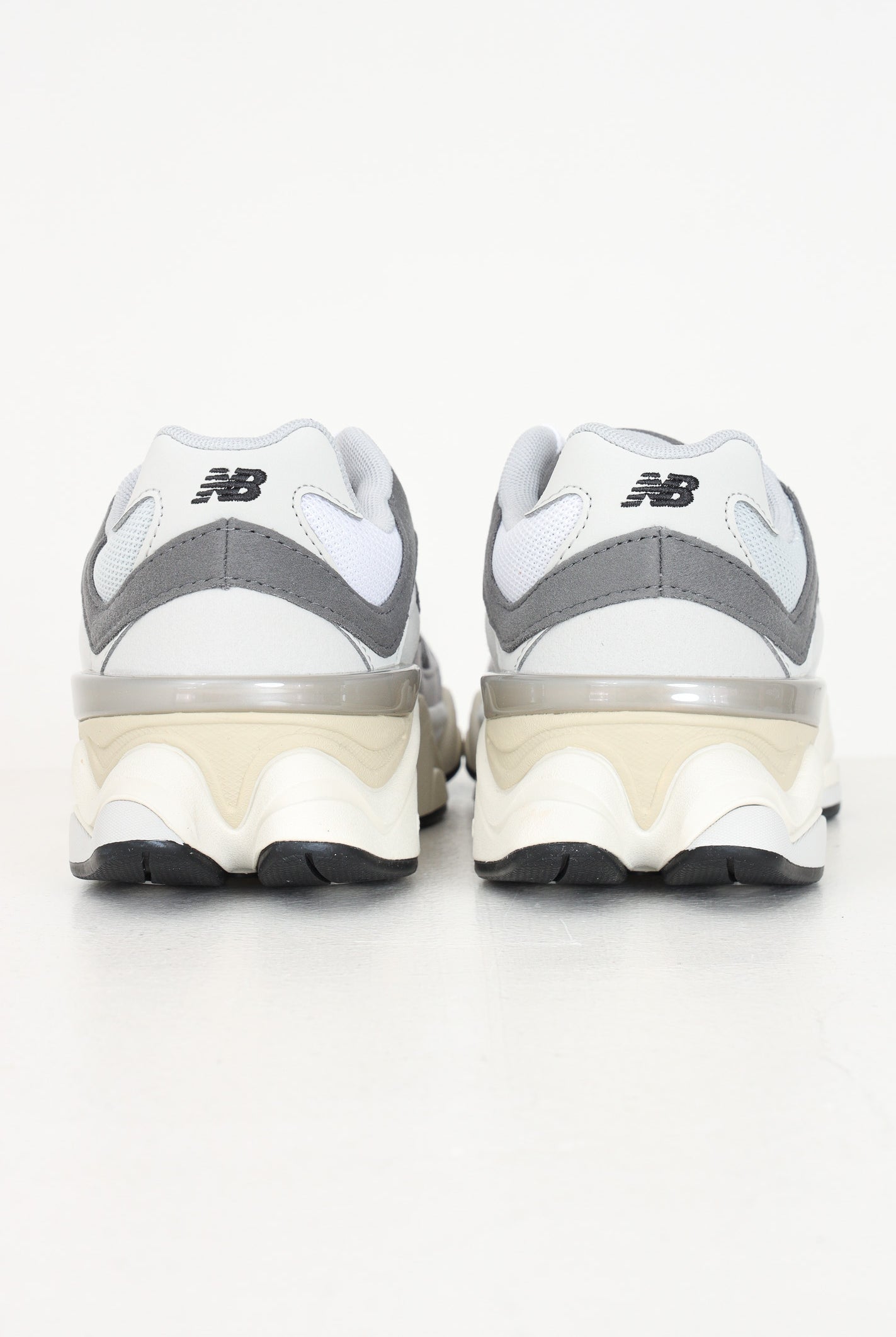NEW BALANCE Sneakers 9060 grigie per uomo e donna GC9060GY . NEW BALANCE