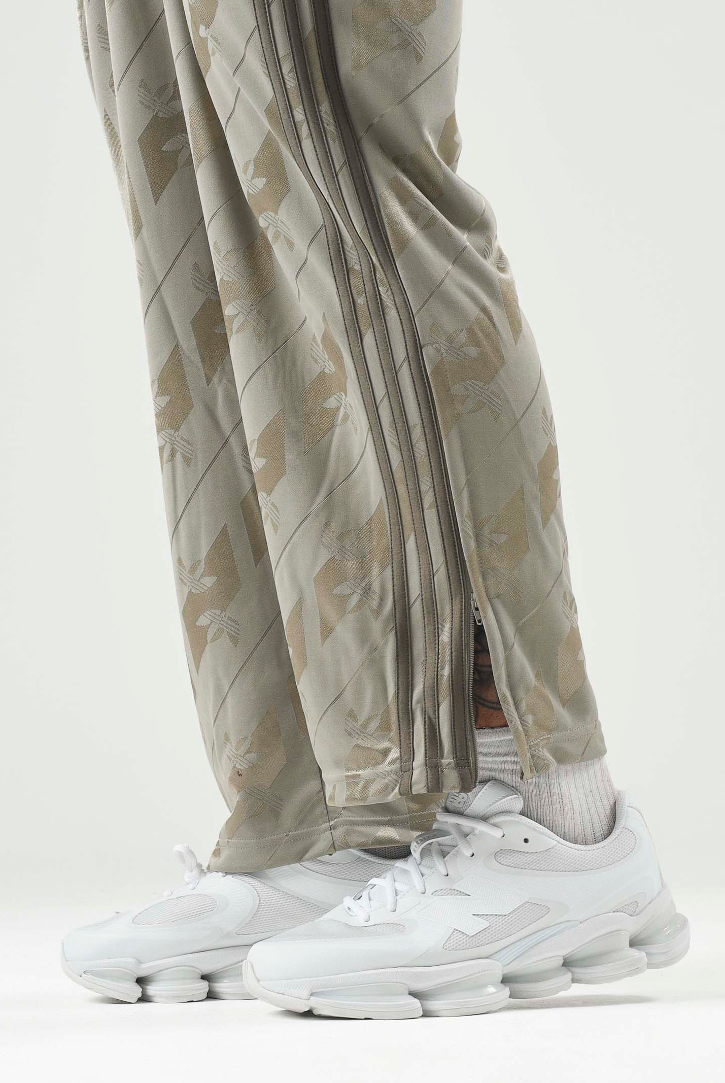 NEW BALANCE Sneakers ABZORB 2000 White with Black, bianco e nero, da uomo e donna U20008QM . NEW BALANCE