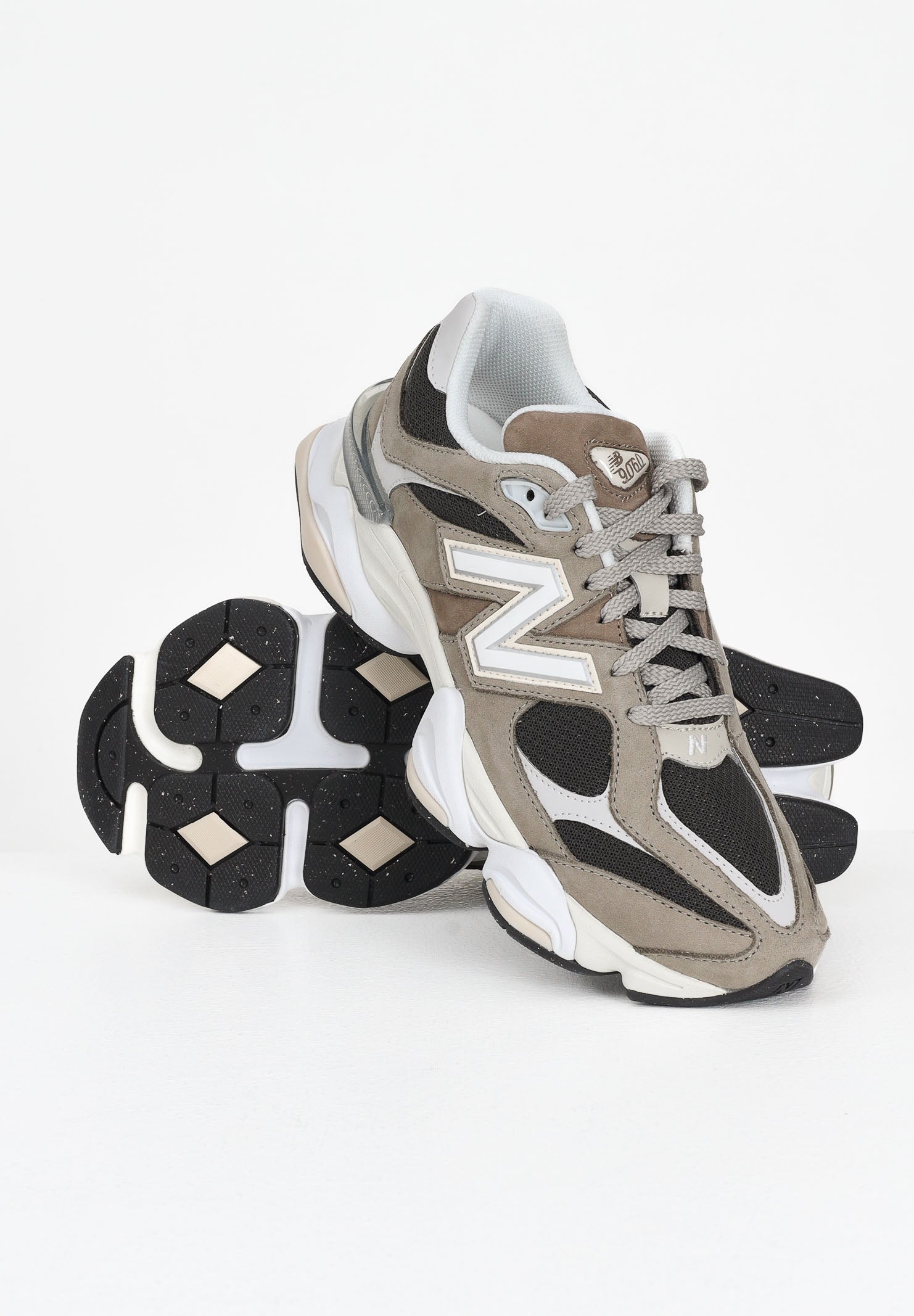 NEW BALANCE Sneakers 9060 tortora da uomo U9060CTA . NEW BALANCE