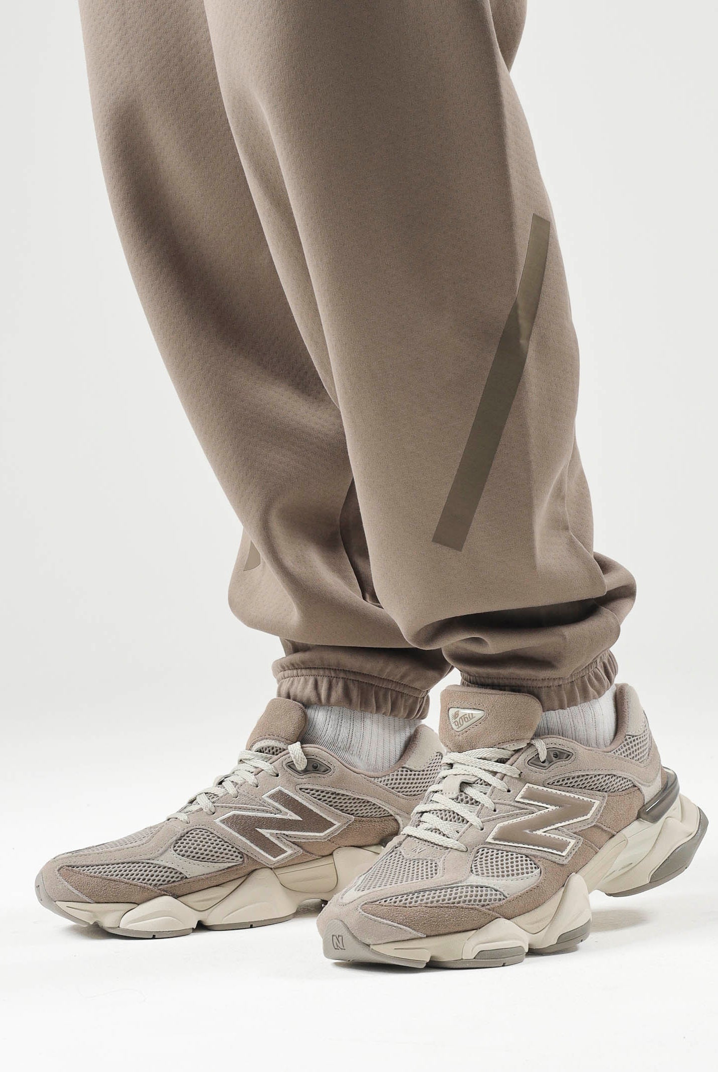 NEW BALANCE Sneakers 9060 marroni da uomo e donna con logo laterale U9060ERC . NEW BALANCE
