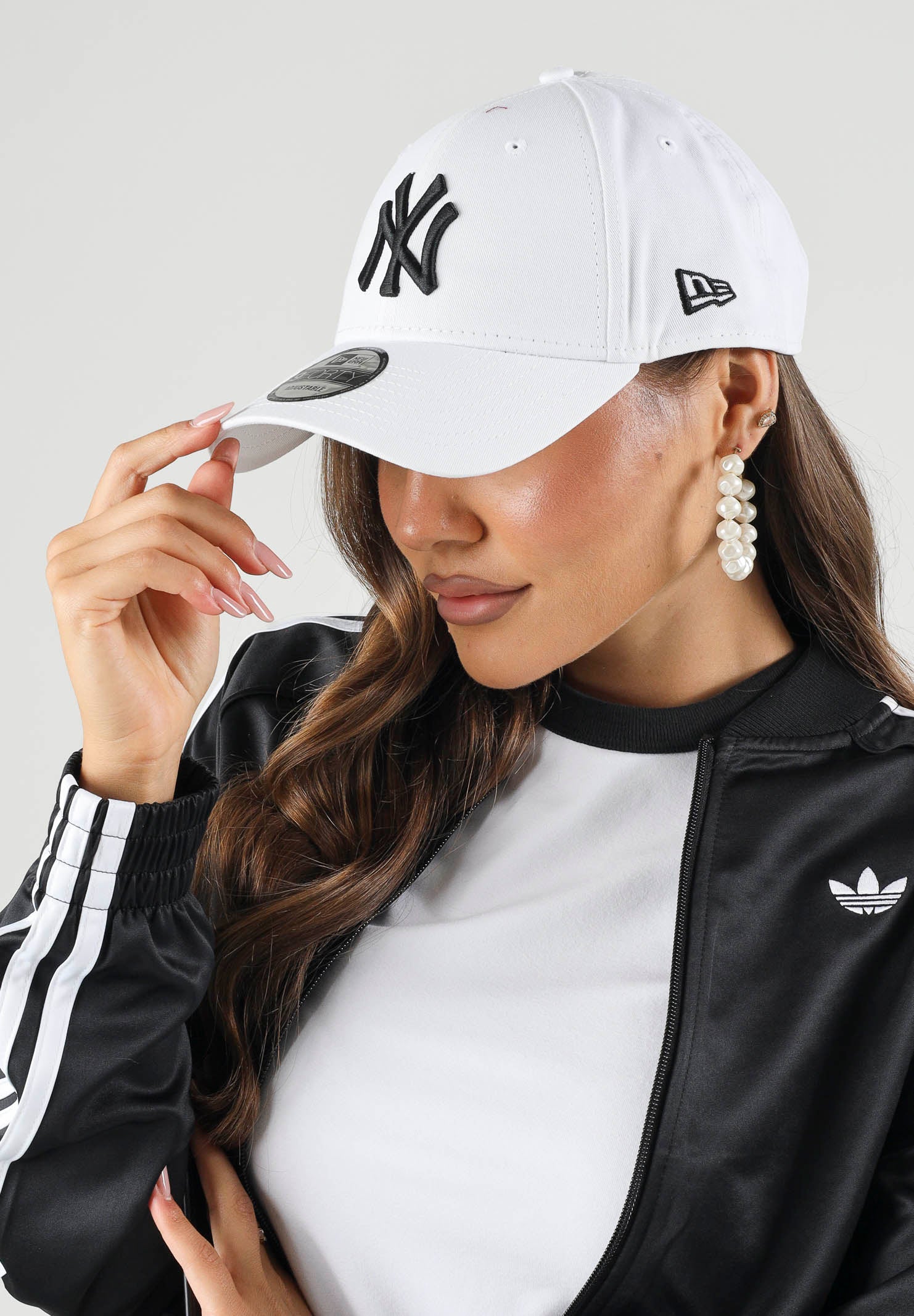NEW ERA Cappello con visiera bianco per uomo e donna con ricamo logo Yankees 10745455 . NEW ERA
