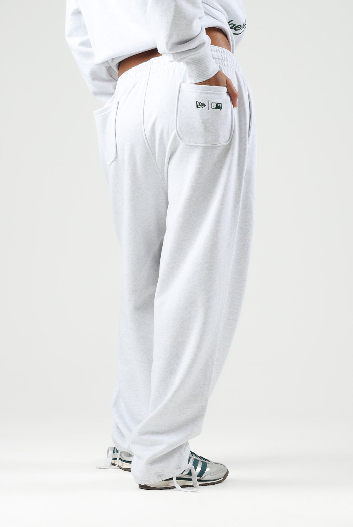 NEW ERA Pantaloni grigi per uomo e donna con logo stampato sulla gamba 14884623 . NEW ERA