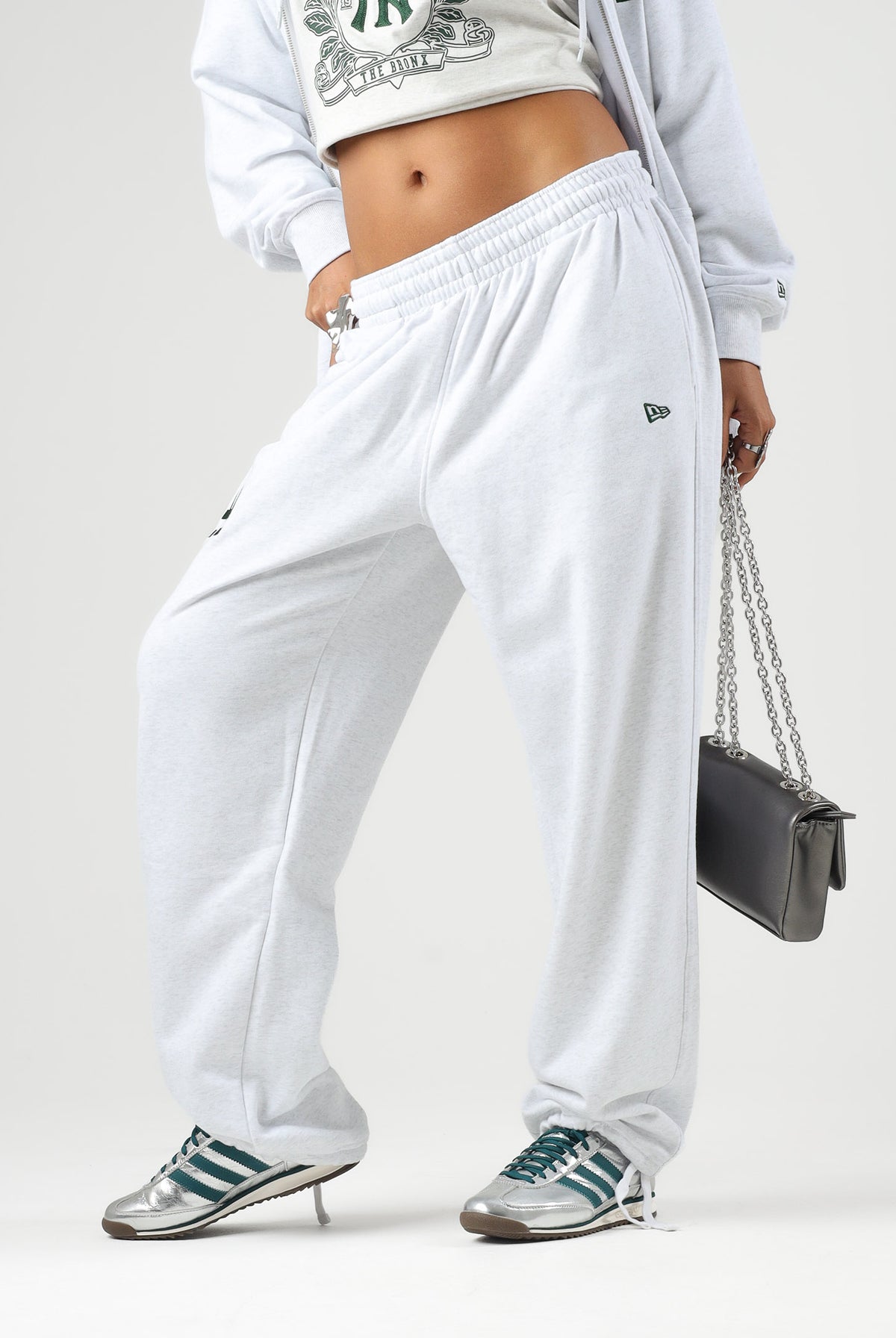 NEW ERA Pantaloni grigi per uomo e donna con logo stampato sulla gamba 14884623 . NEW ERA