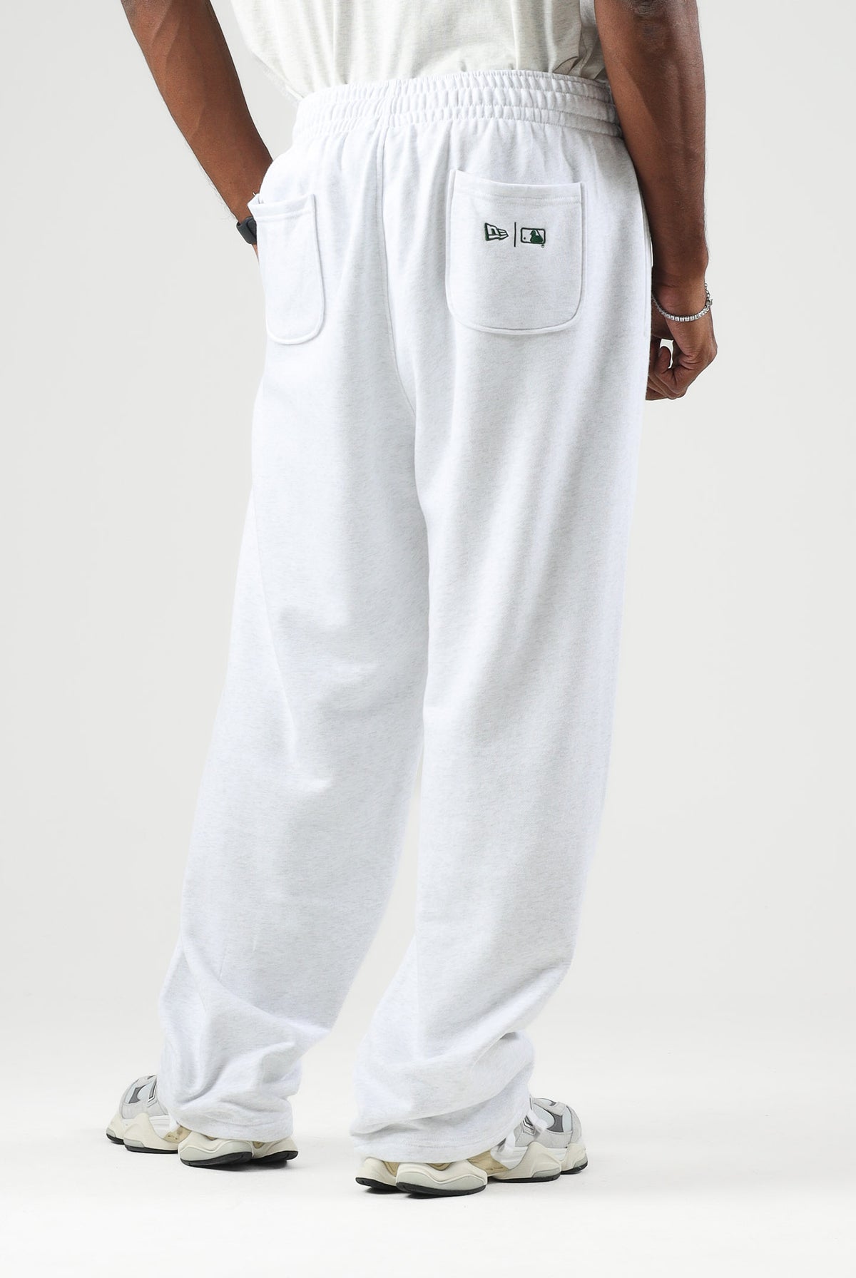 NEW ERA Pantaloni grigi per uomo e donna con logo stampato sulla gamba 14884623 . NEW ERA
