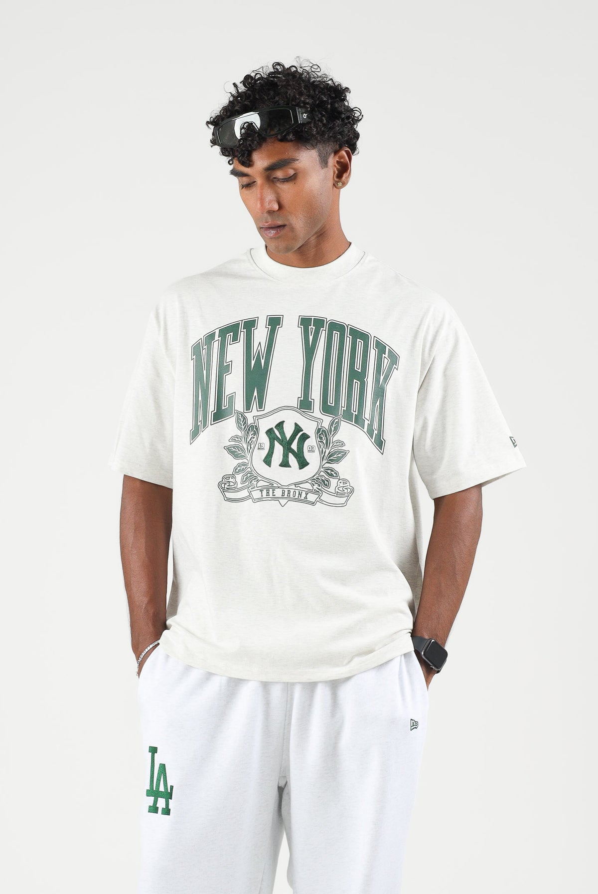 NEW ERA T-shirt manica corta grigia per uomo e donna con maxi stampa grafica vintage stile college sul davanti. 60897371 . NEW ERA