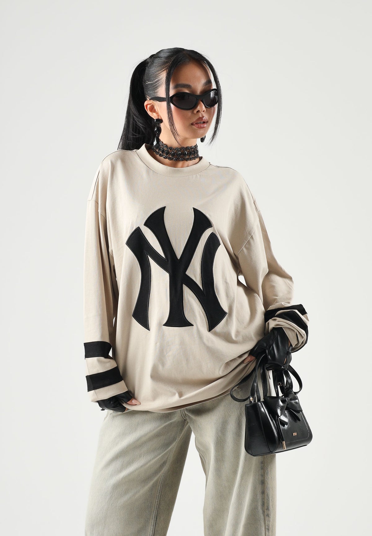 NEW ERA T-shirt manica lunga beige per uomo e donna con maxi logo New York Yankees stampato sul petto 60897435 . NEW ERA