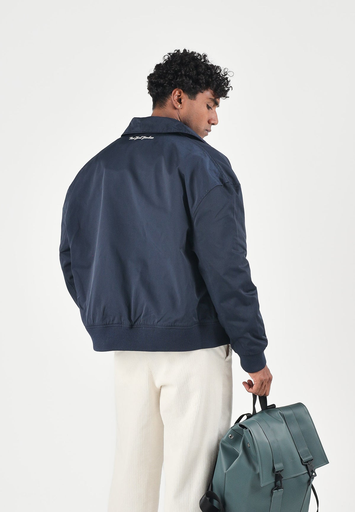 NEW ERA Giacca a vento blu per uomo e donna con ricamo del logo New York Yankees tono su tono sul petto. 60897438 . NEW ERA