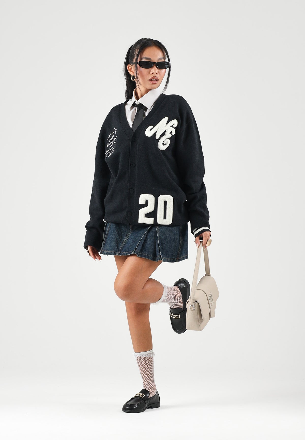 NEW ERA Cardigan nero per uomo e donna con dettagli grafici e ricami lettering in perfetto stile college 60897473 . NEW ERA