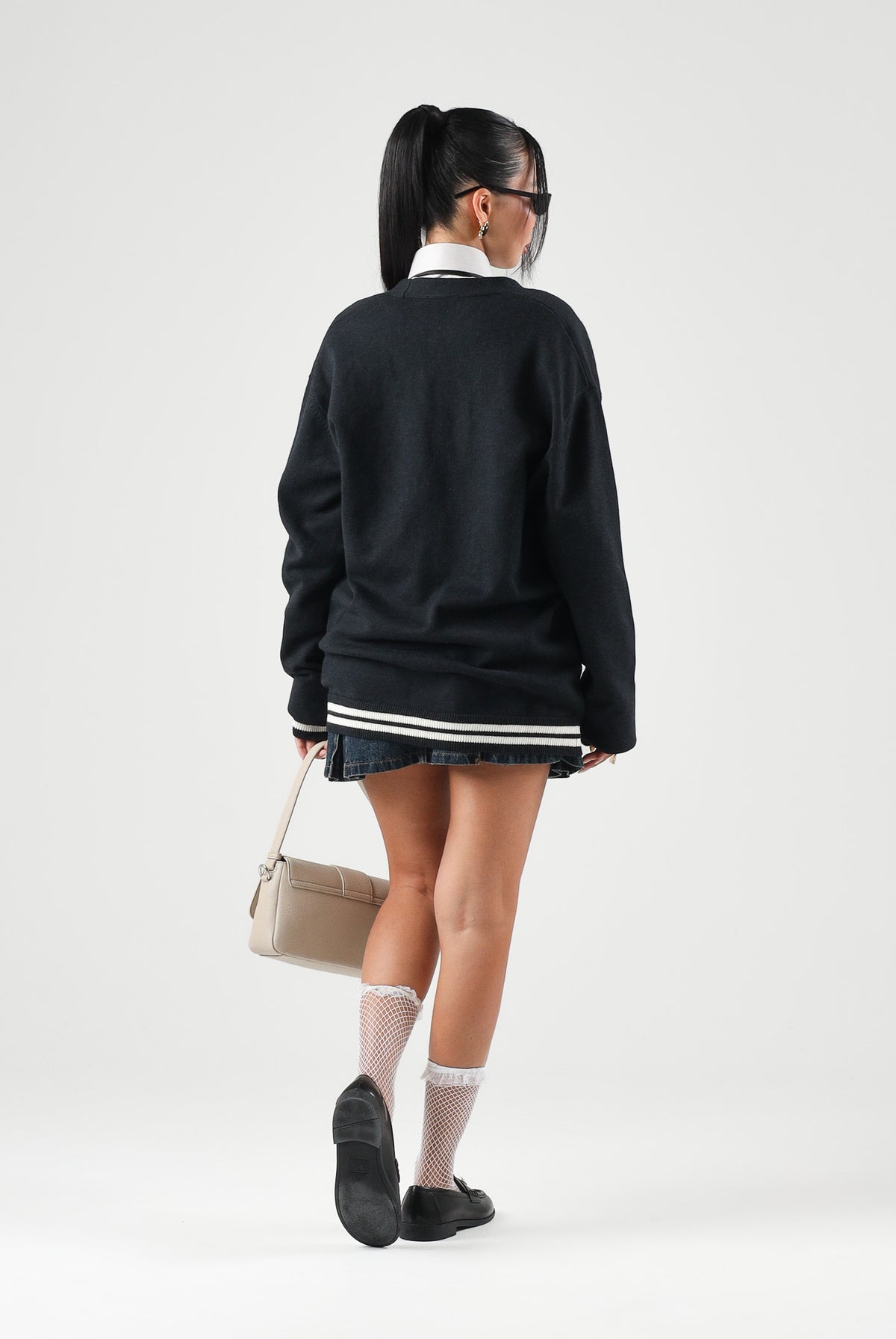 NEW ERA Cardigan nero per uomo e donna con dettagli grafici e ricami lettering in perfetto stile college 60897473 . NEW ERA